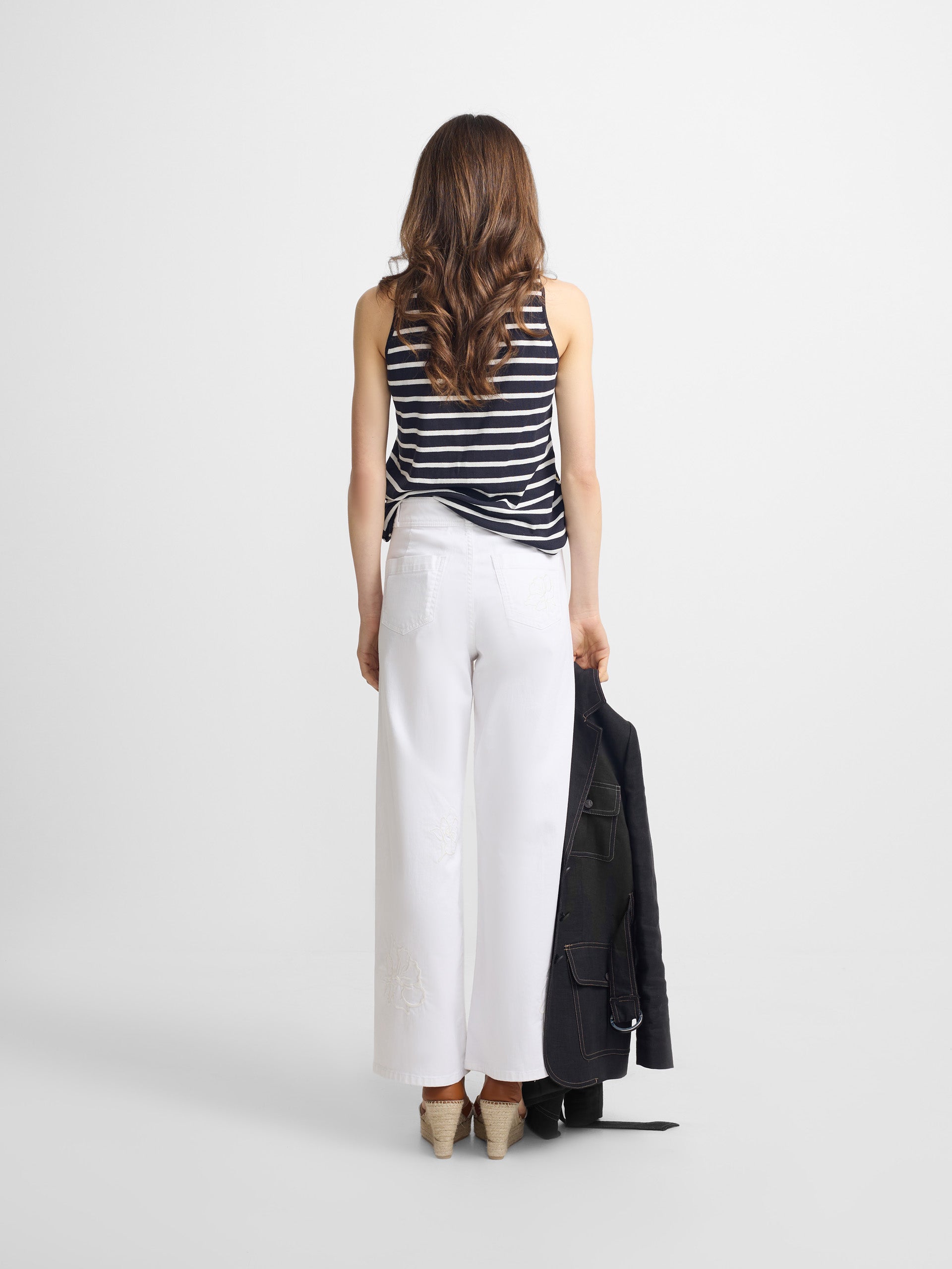 Camisola de malha às riscas azul-marinho e cru