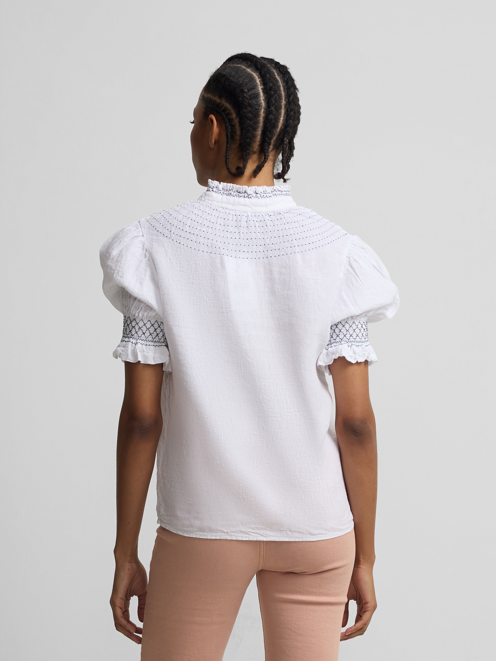 Camisa franzida de manga curta em linho branco