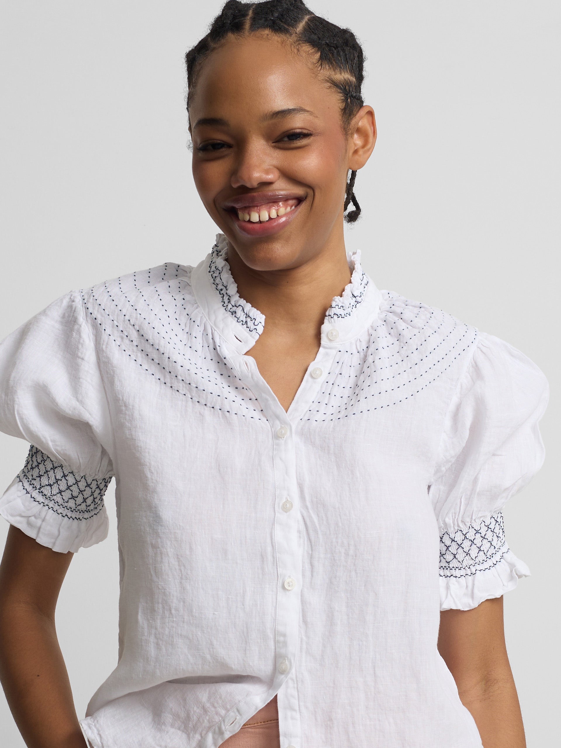 Camisa franzida de manga curta em linho branco