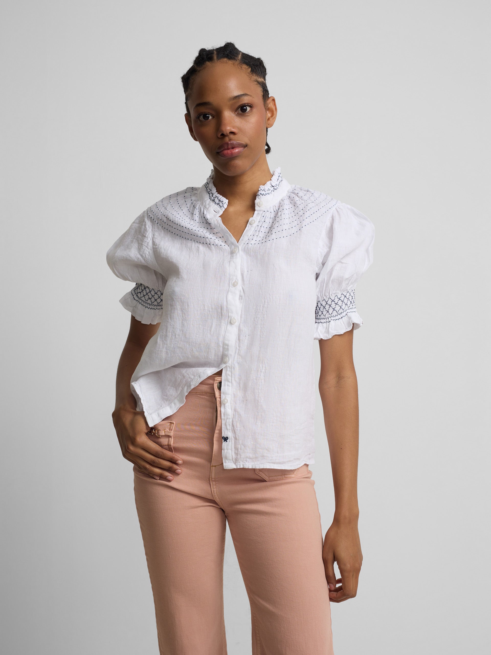 Camisa franzida de manga curta em linho branco