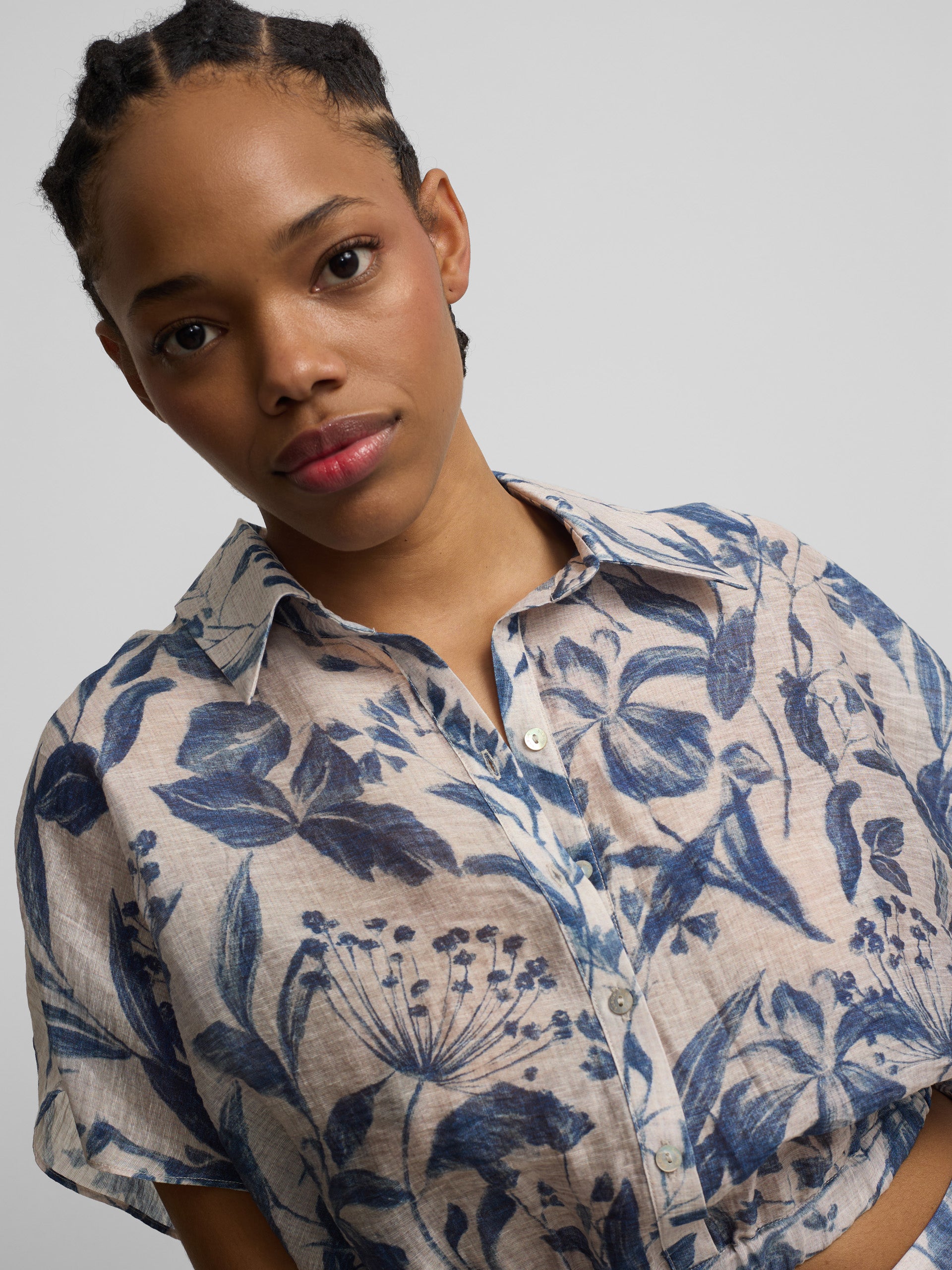 Blusa corta estampado flores azul