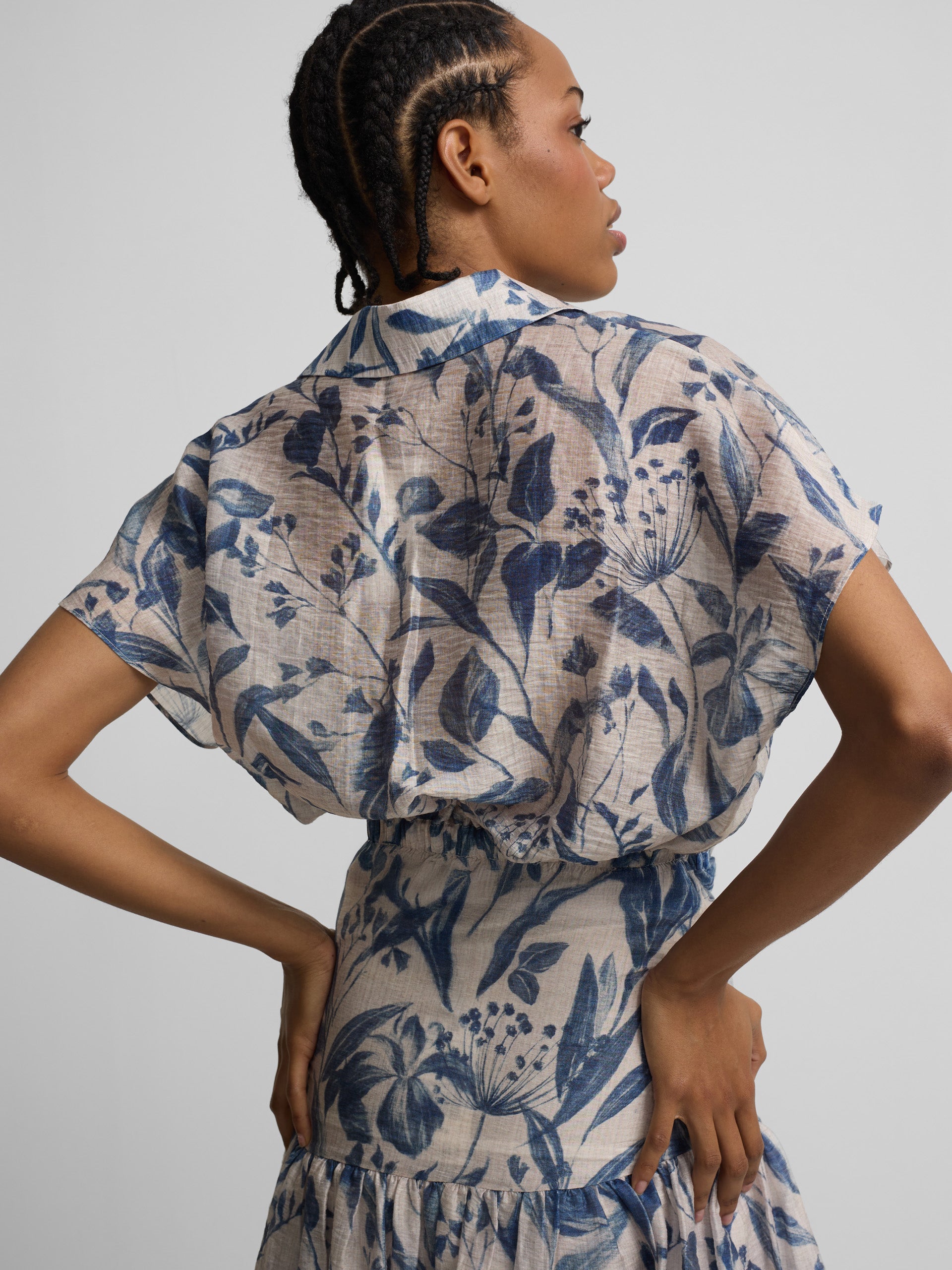 Blusa corta estampado flores azul
