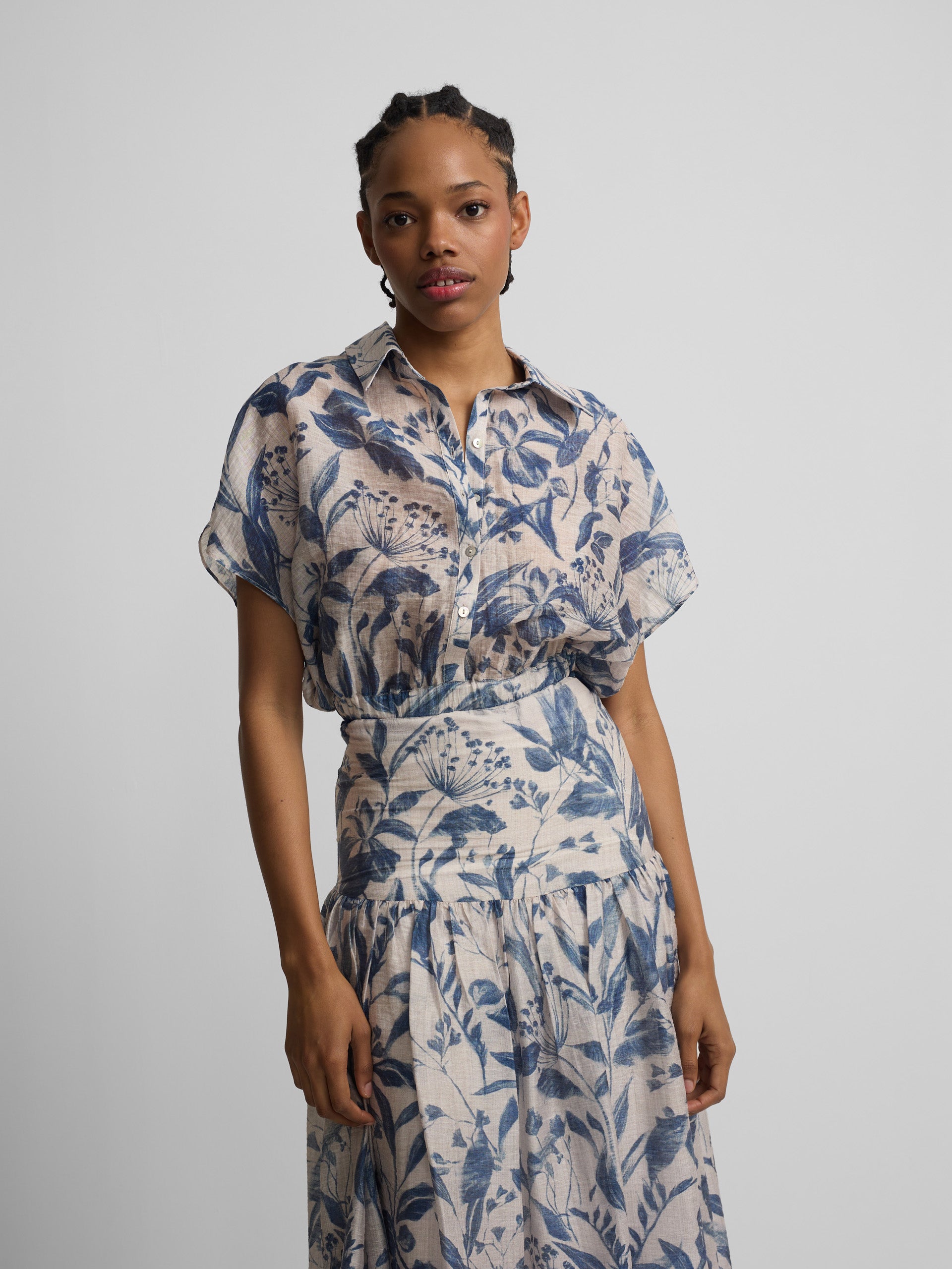 Blusa corta estampado flores azul