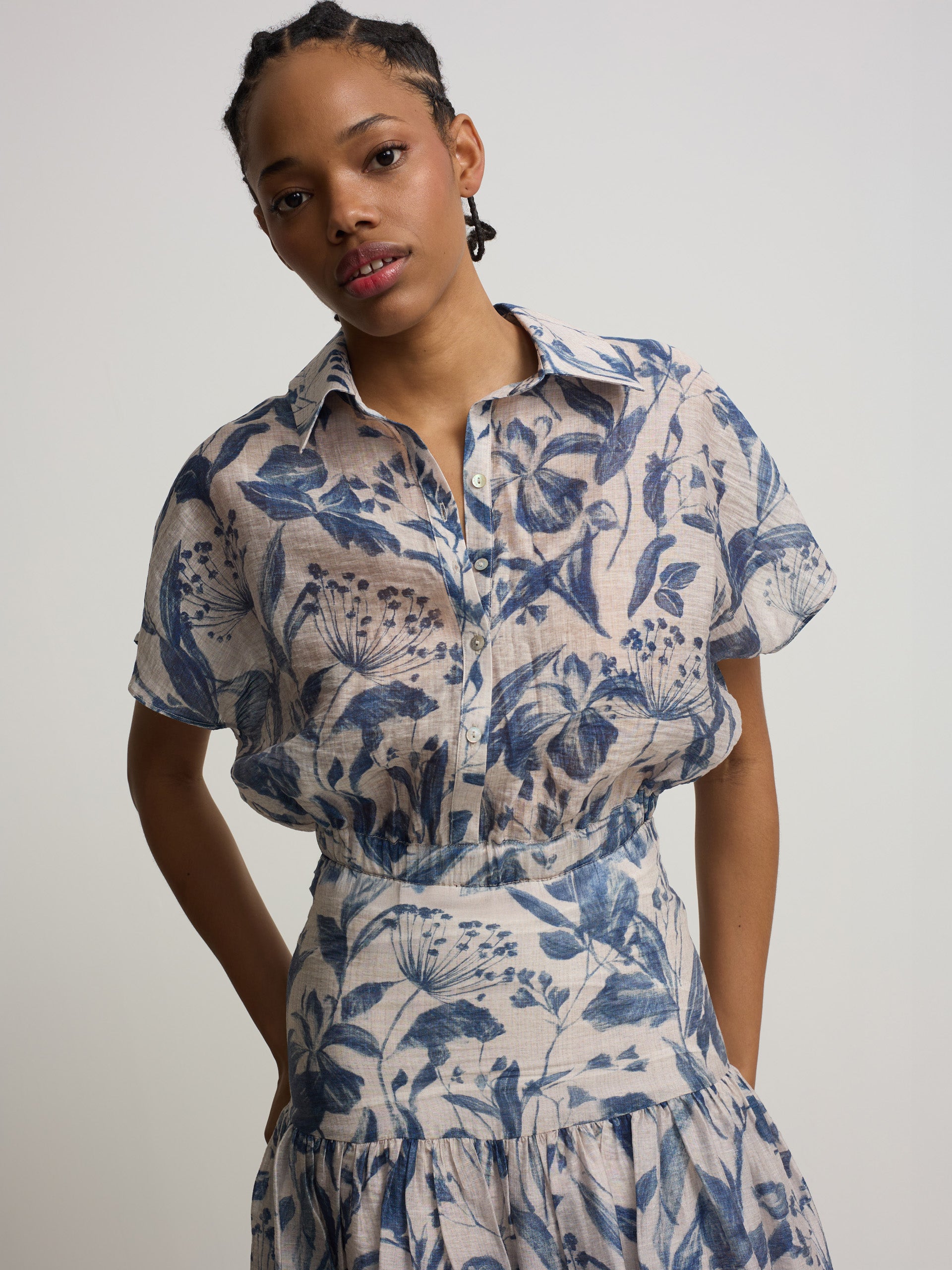 Blusa corta estampado flores azul