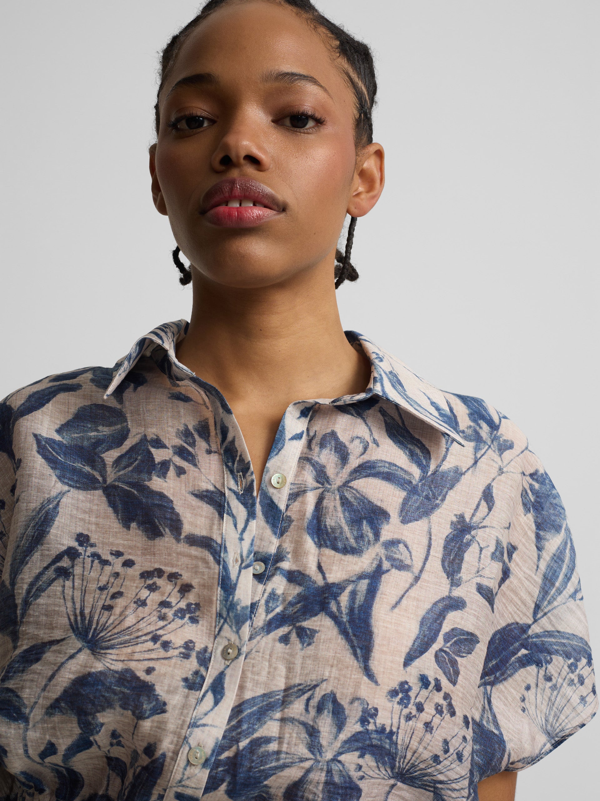 Blusa corta estampado flores azul