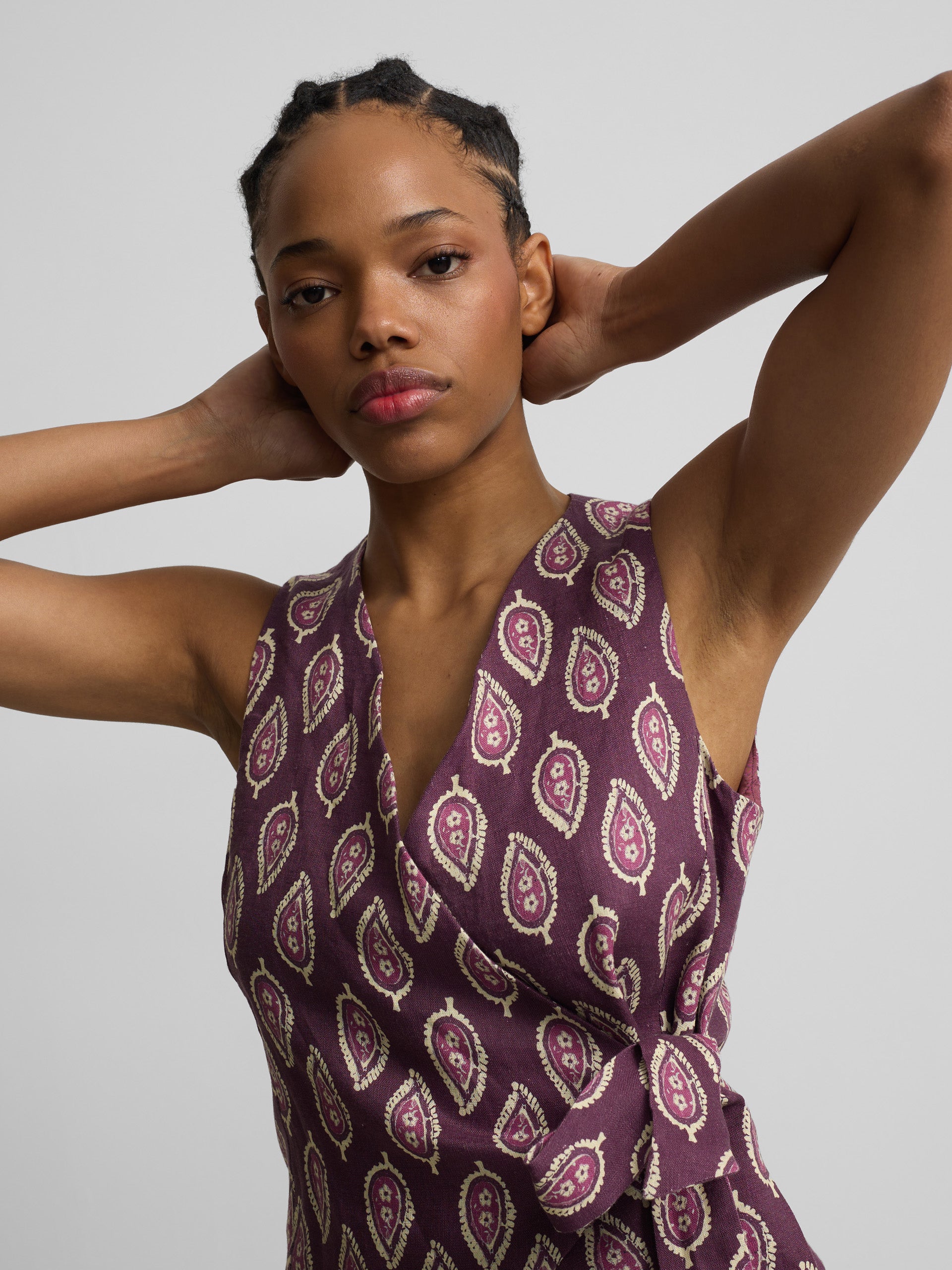 Chaleco cruzado lazo estampado burdeos