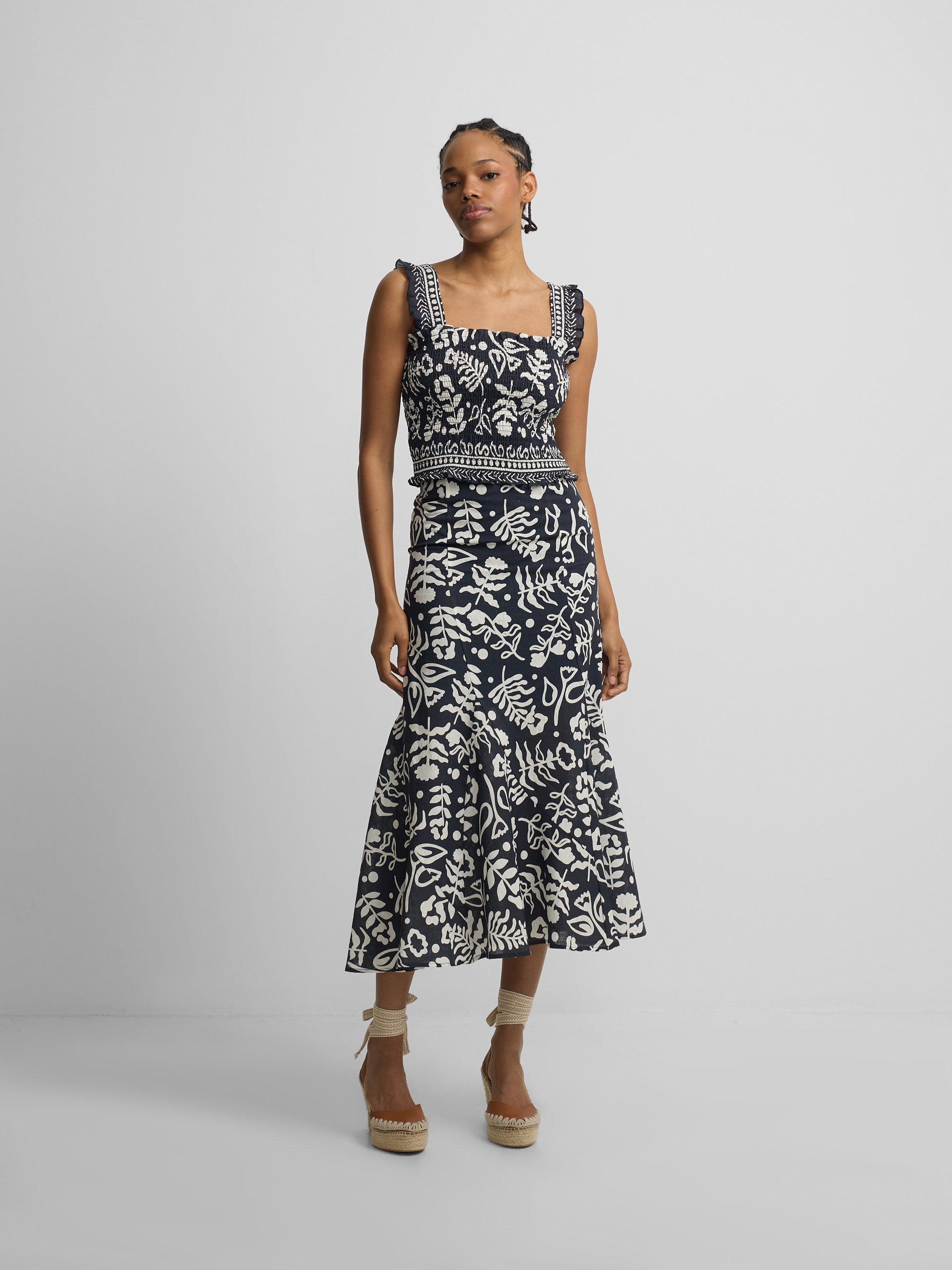 Saia fluida com folhos estampado marinho