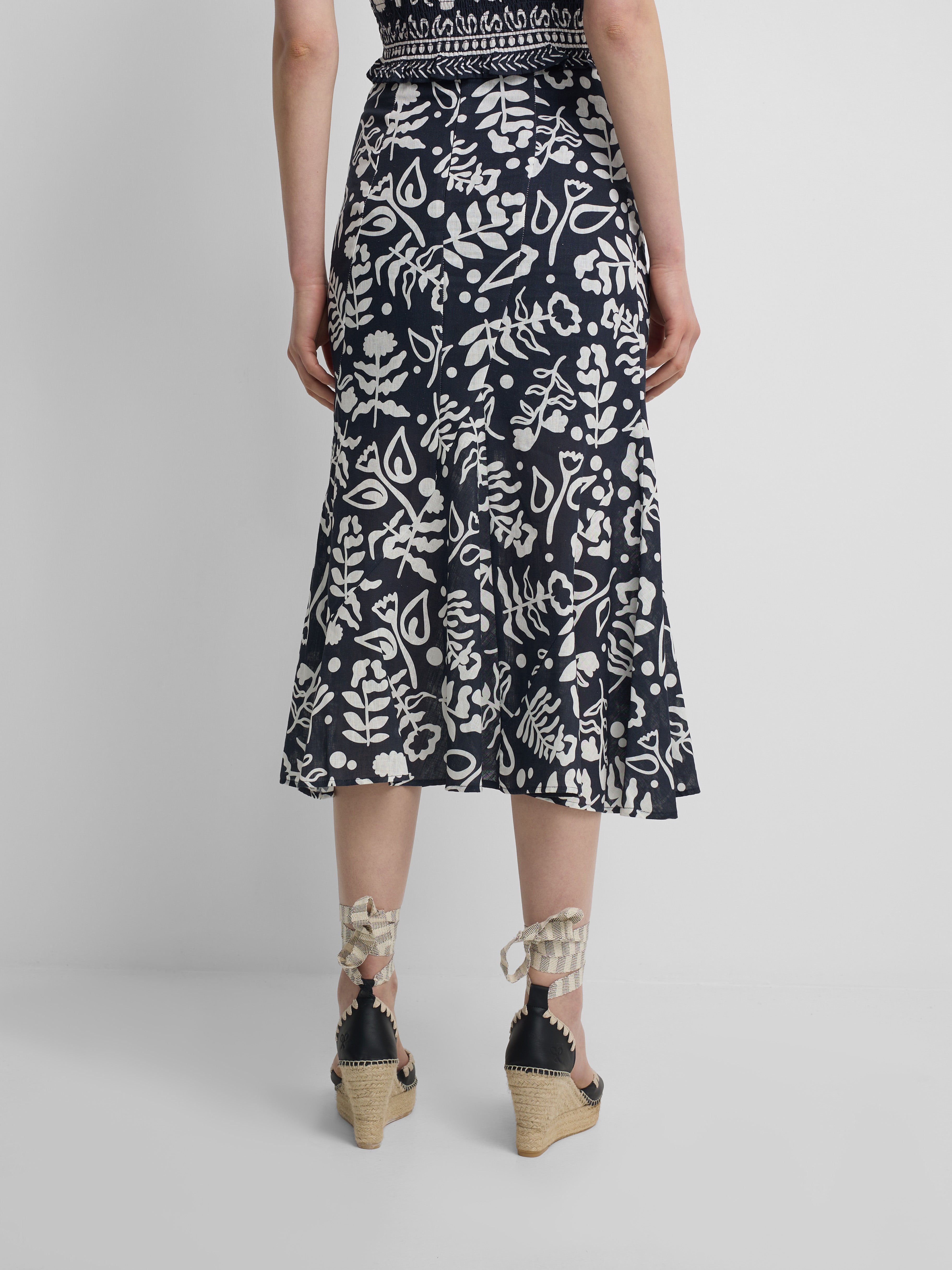 Falda fluida volantes estampado marino