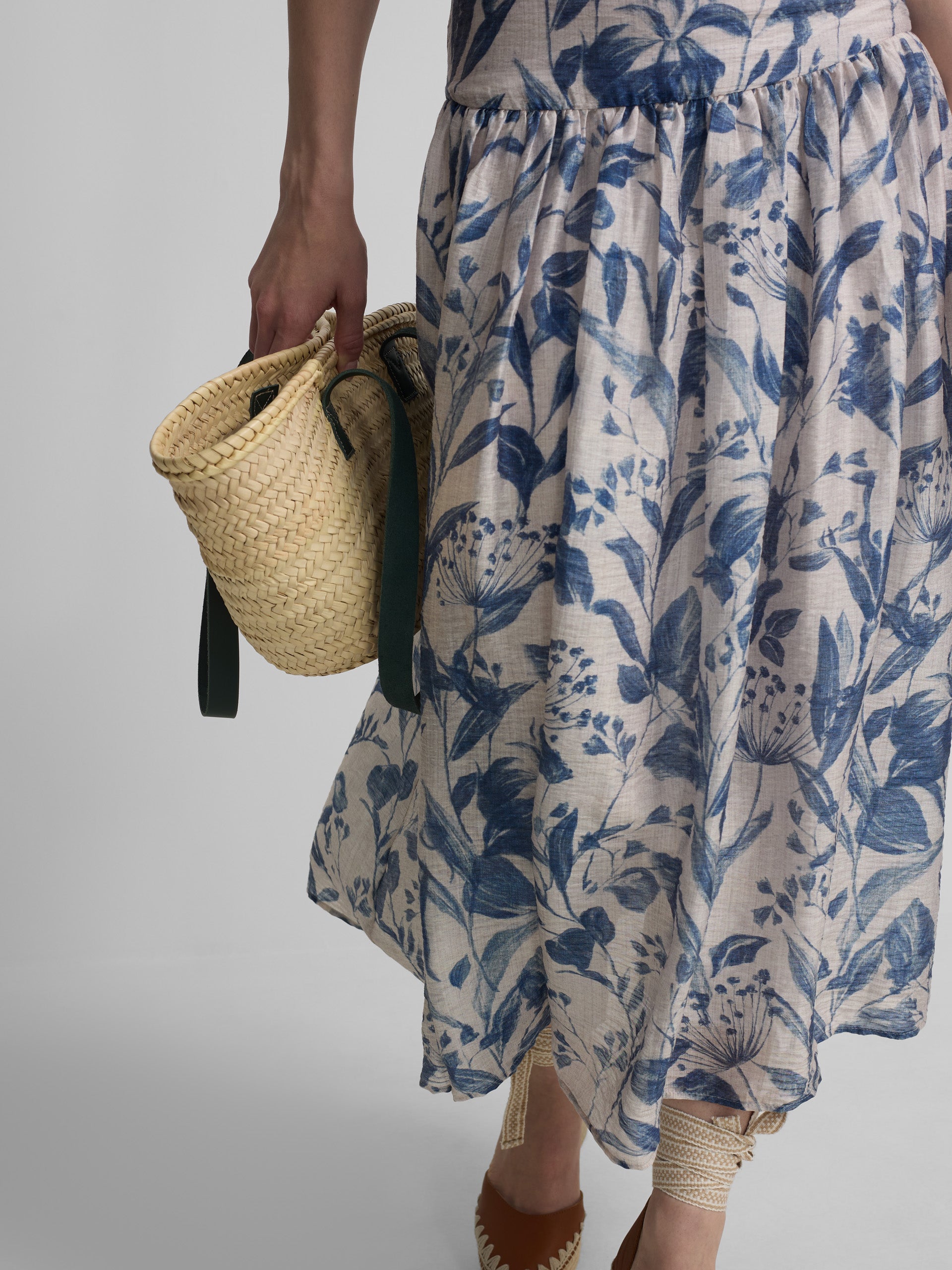 Saia estampada com flores azuis