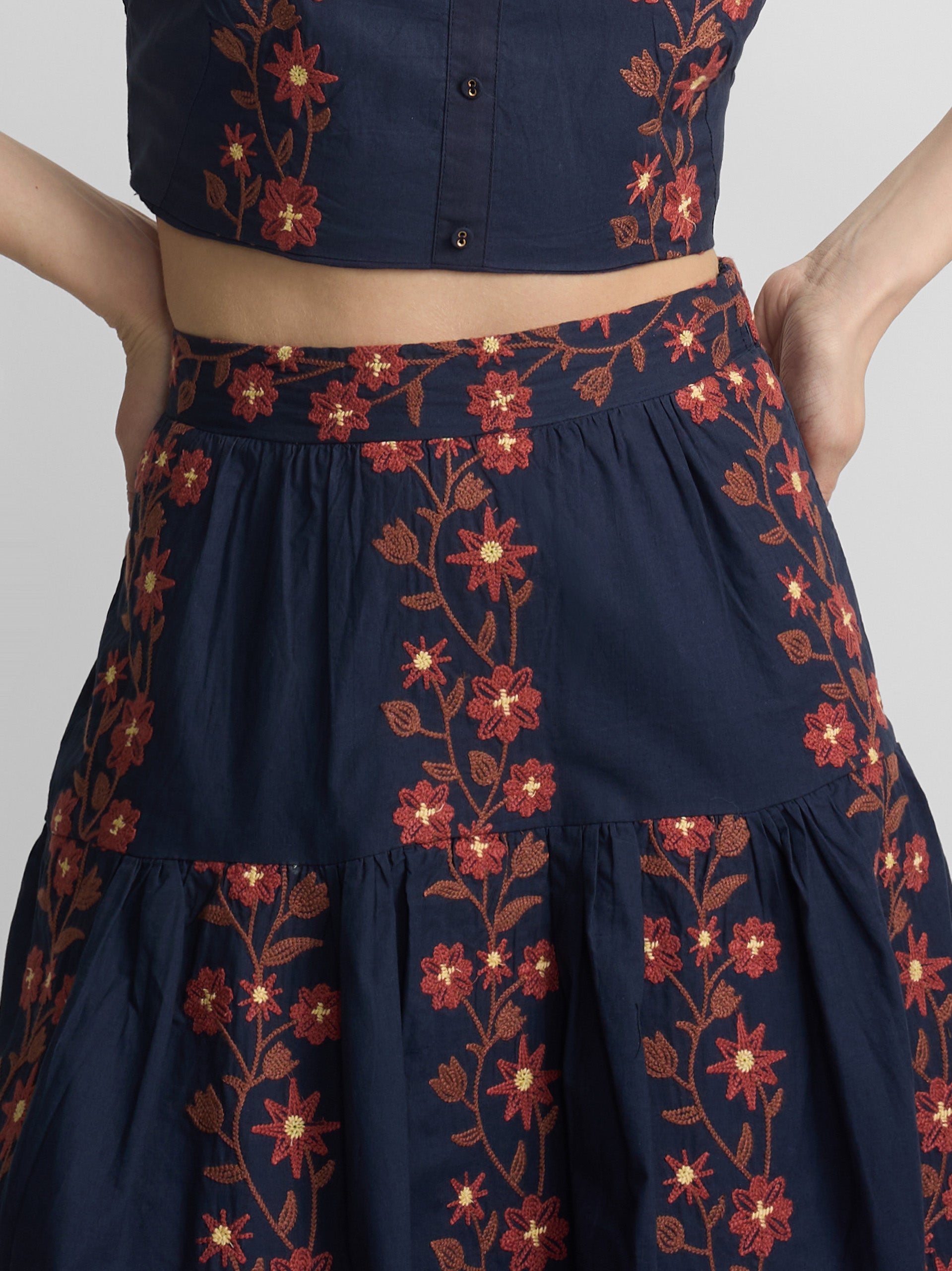 Saia comprida azul com flores bordadas