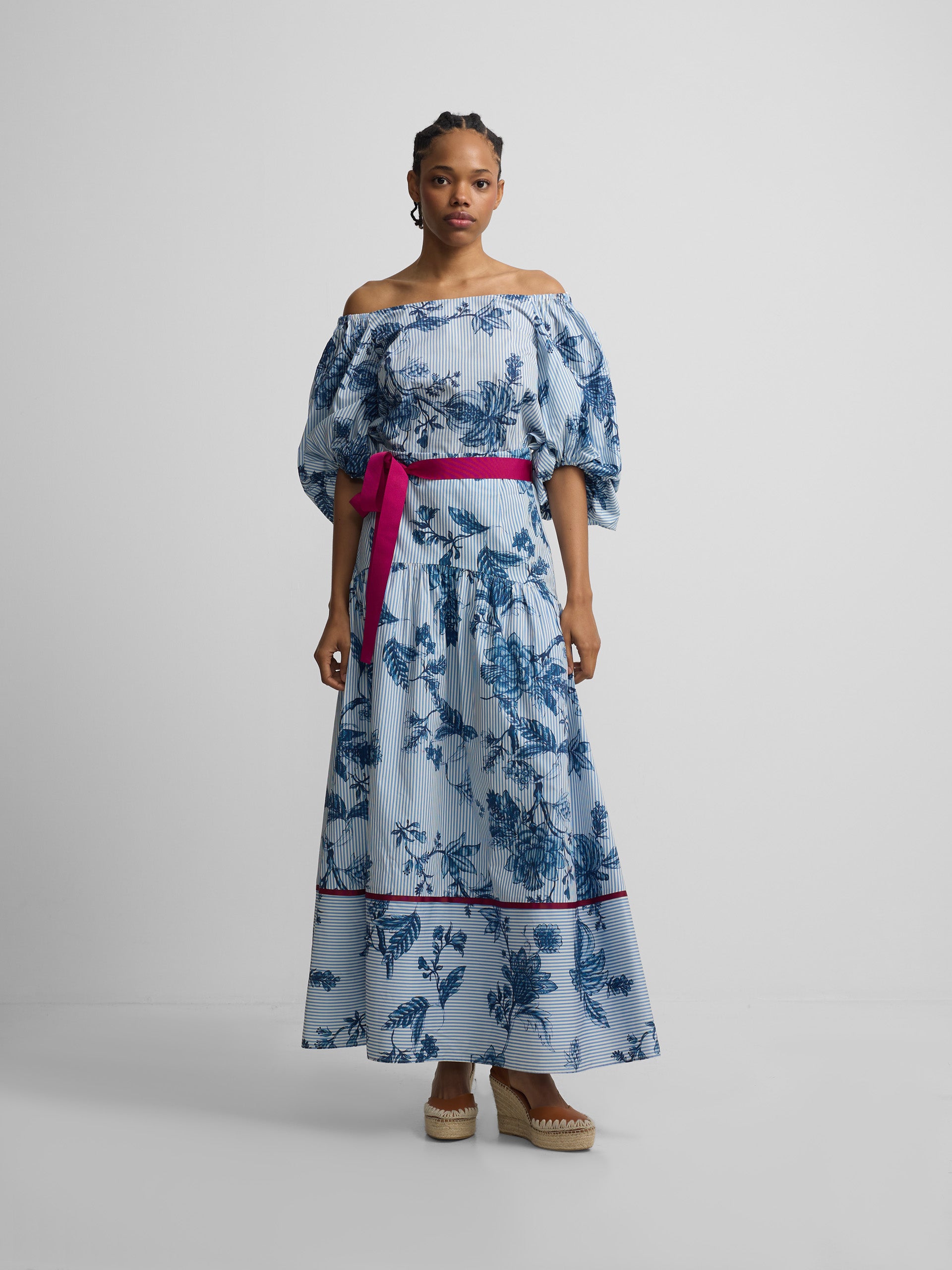 Saia comprida estampada com riscas azul celeste