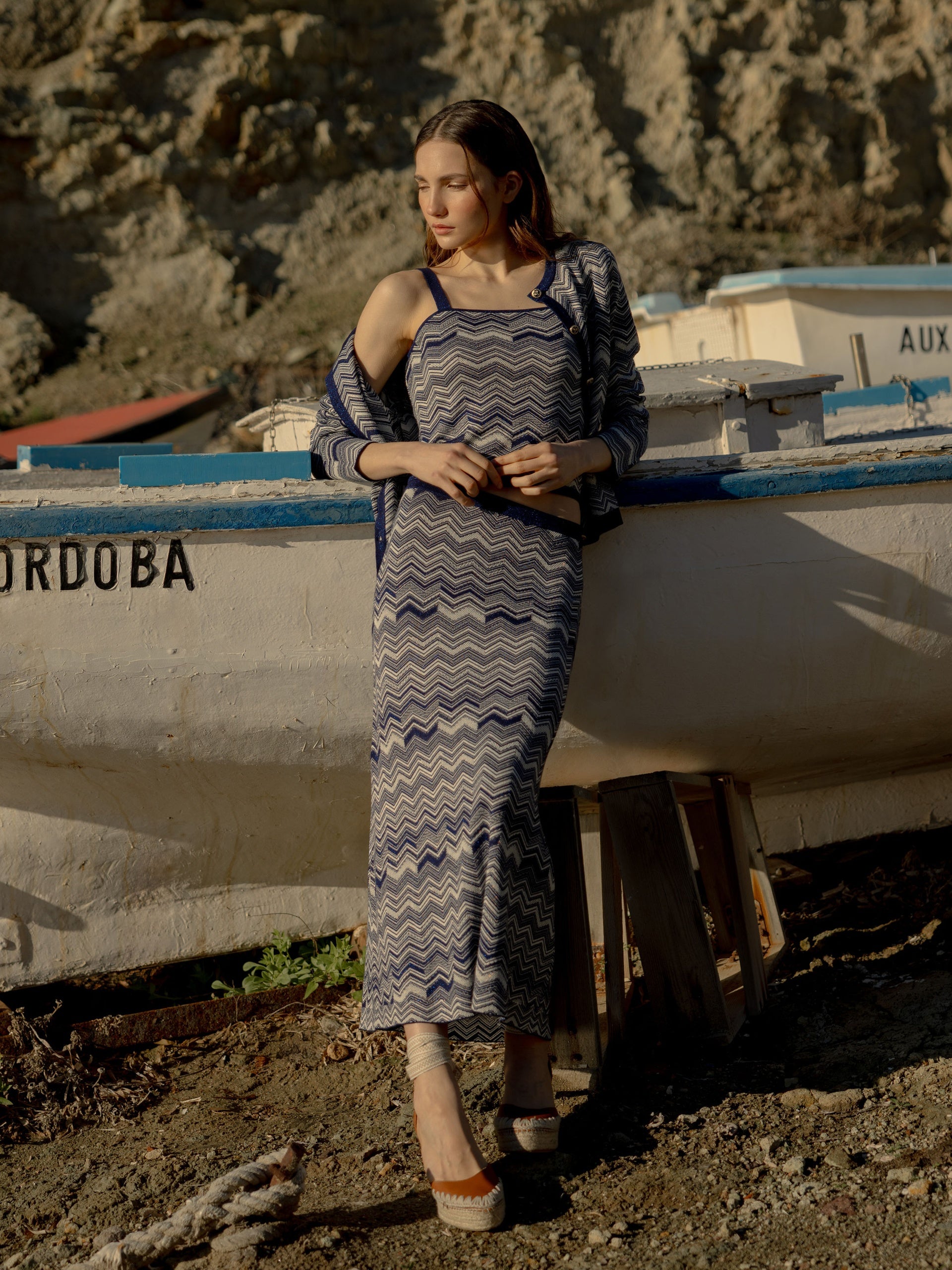 Saia de malha azul com padrão espinha de peixe