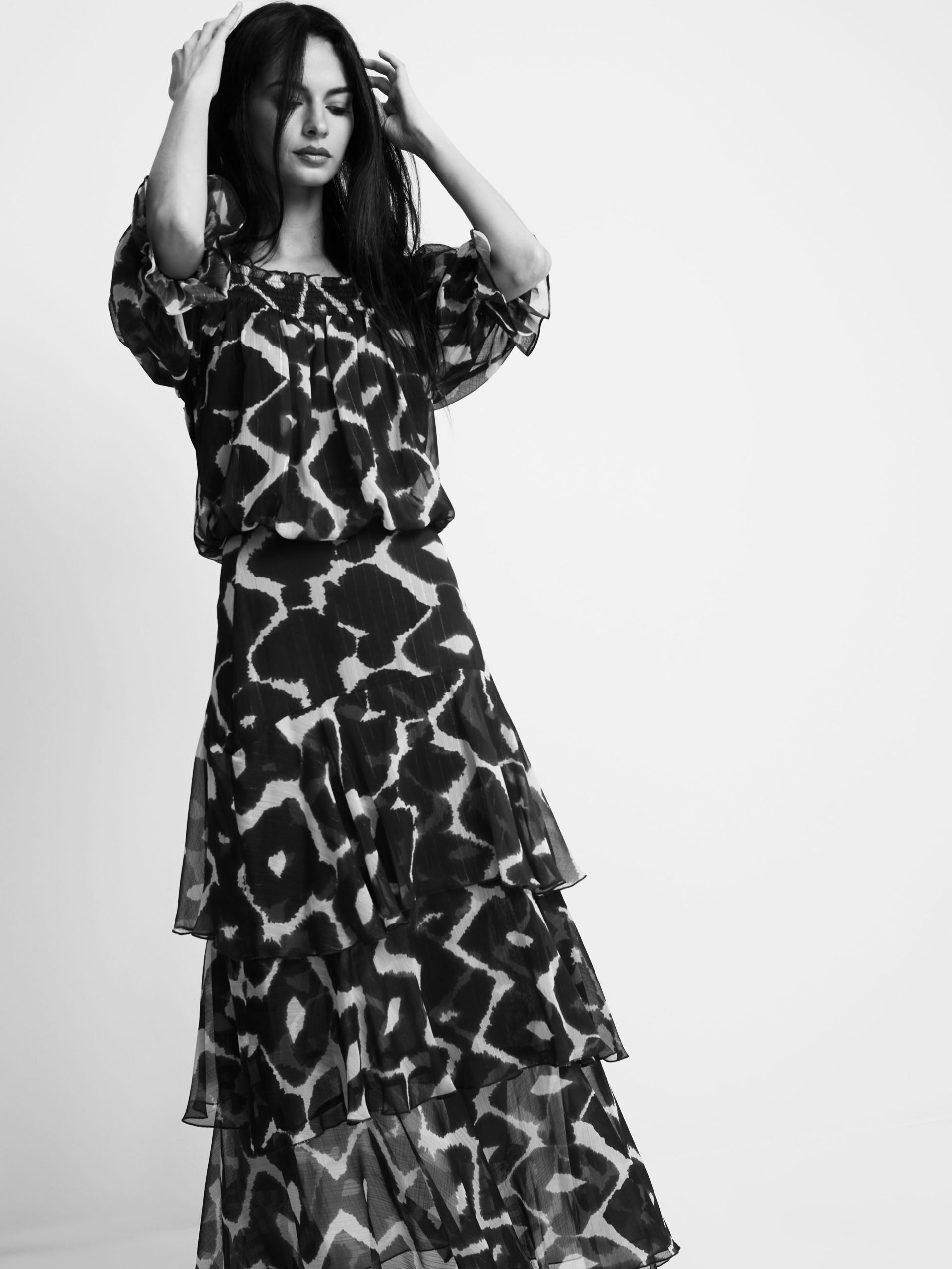 Saia comprida com folhos estampada em tons de castanho