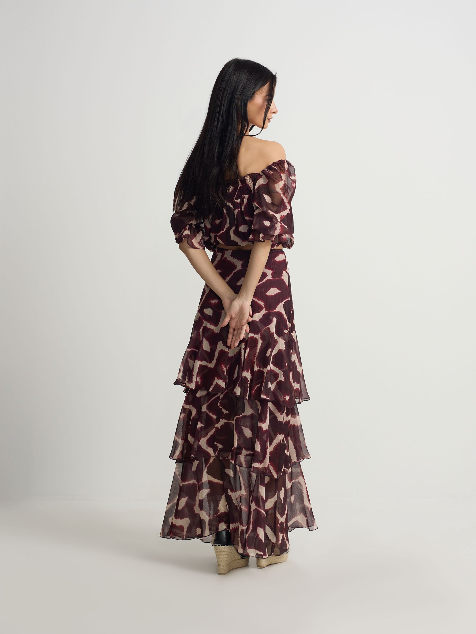 Saia comprida com folhos estampada em tons de castanho