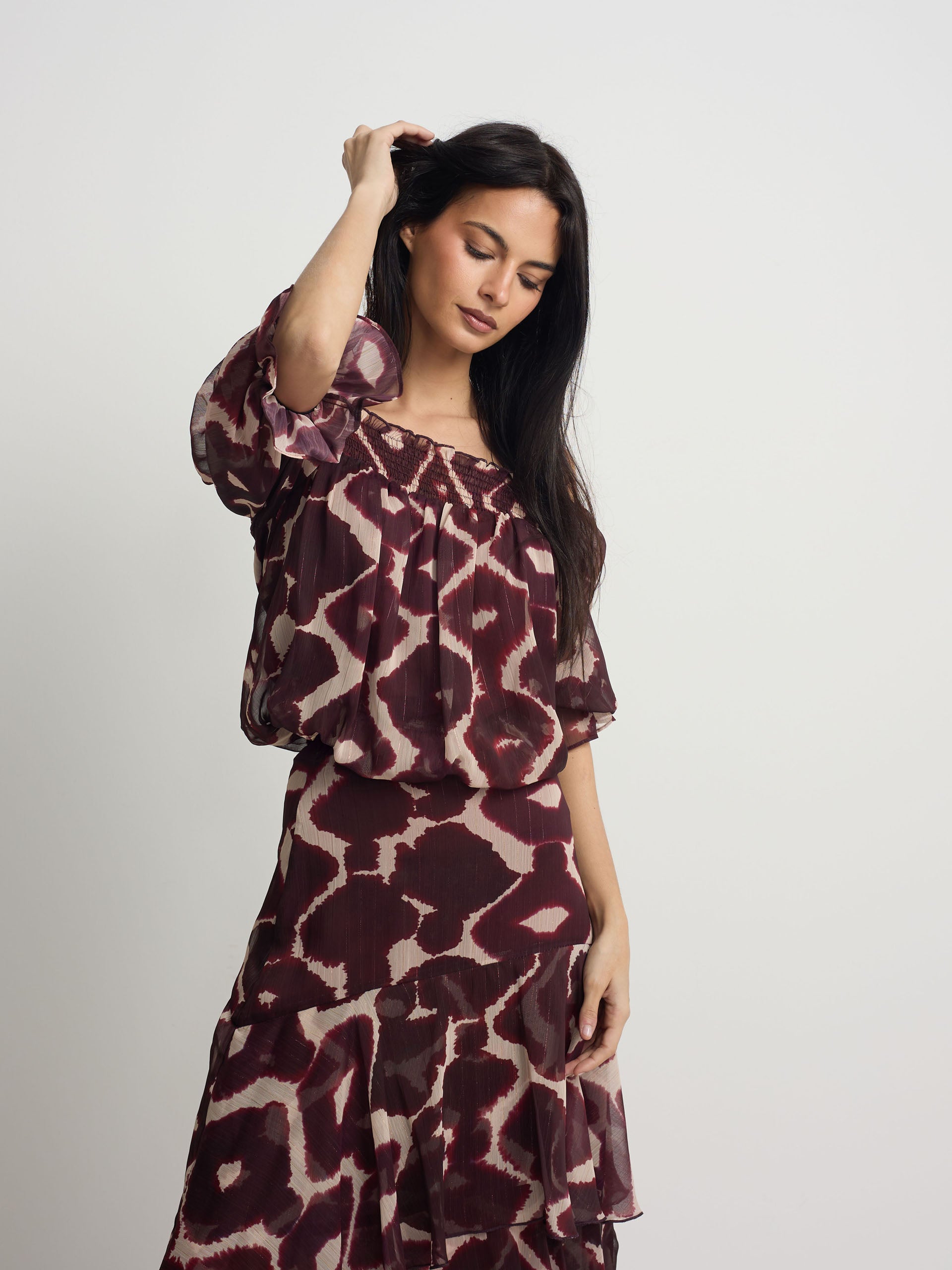 Saia comprida com folhos estampada em tons de castanho