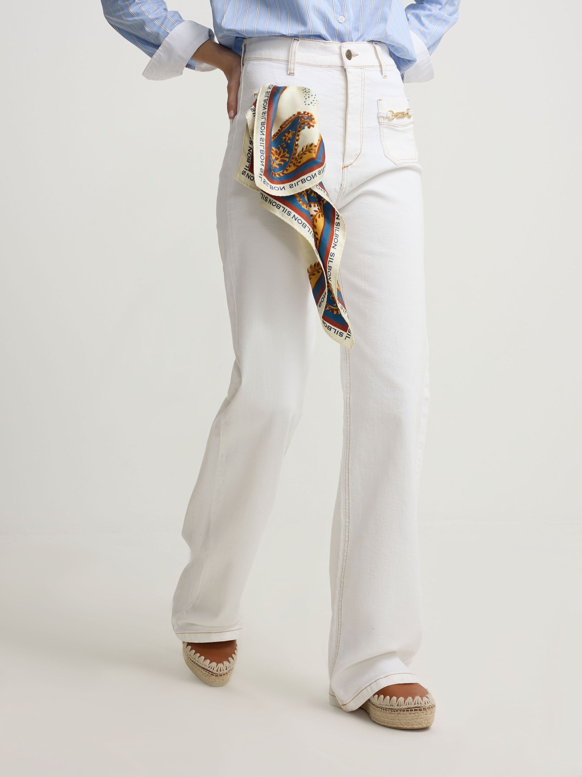 Pantalon denim hebillas blanco