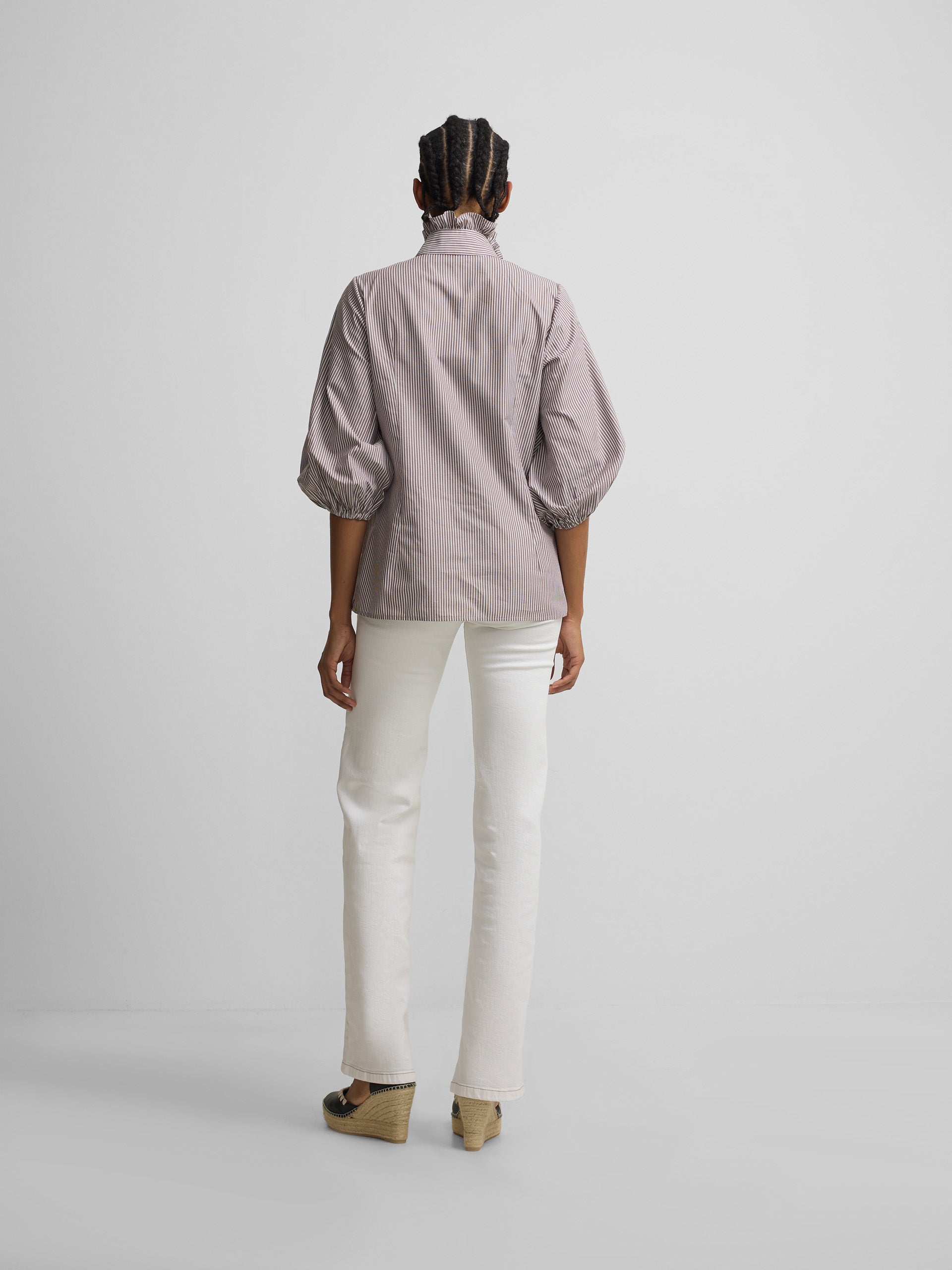 Calças de ganga com fivelas brancas