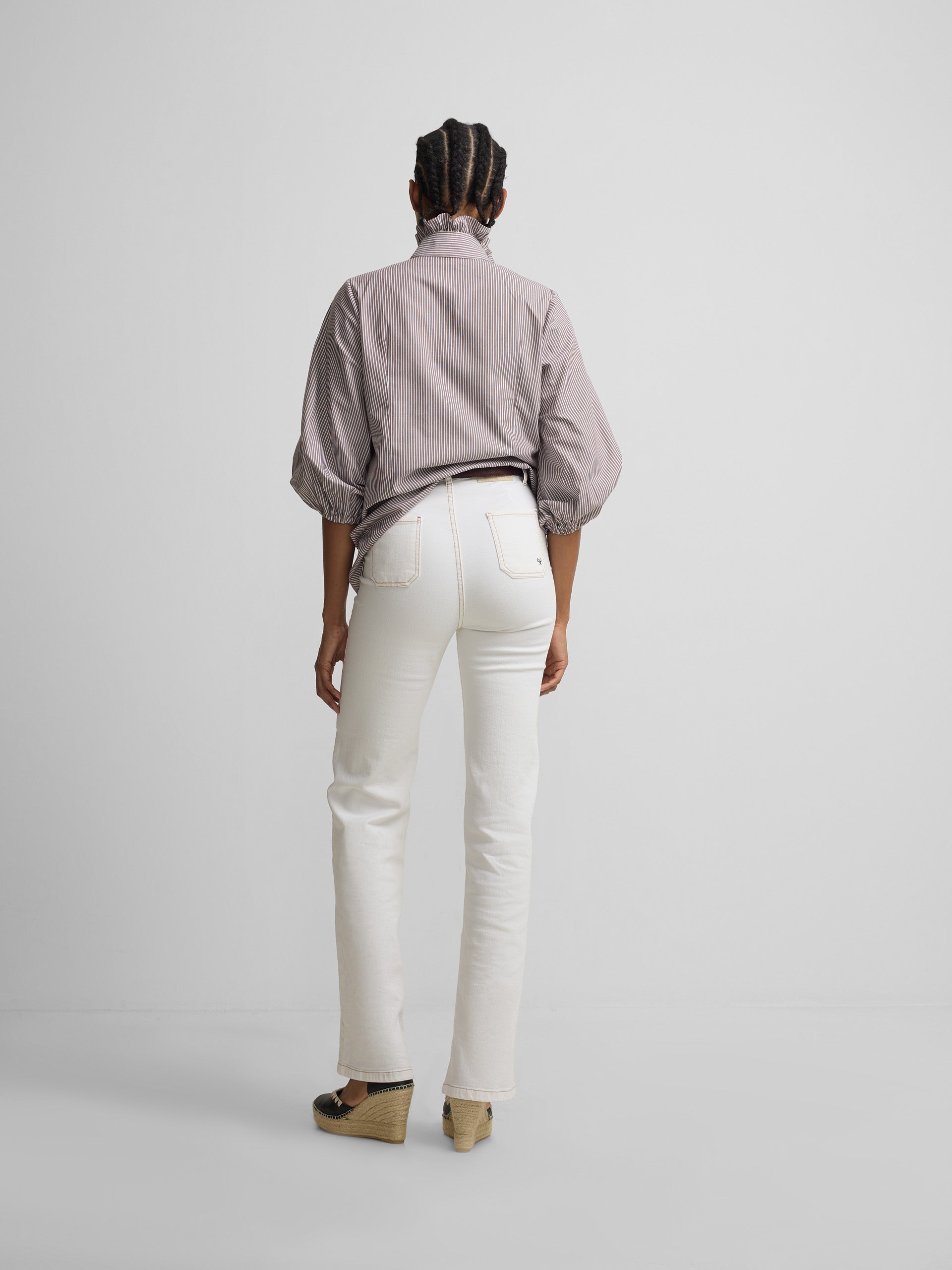 Calças de ganga com fivelas brancas