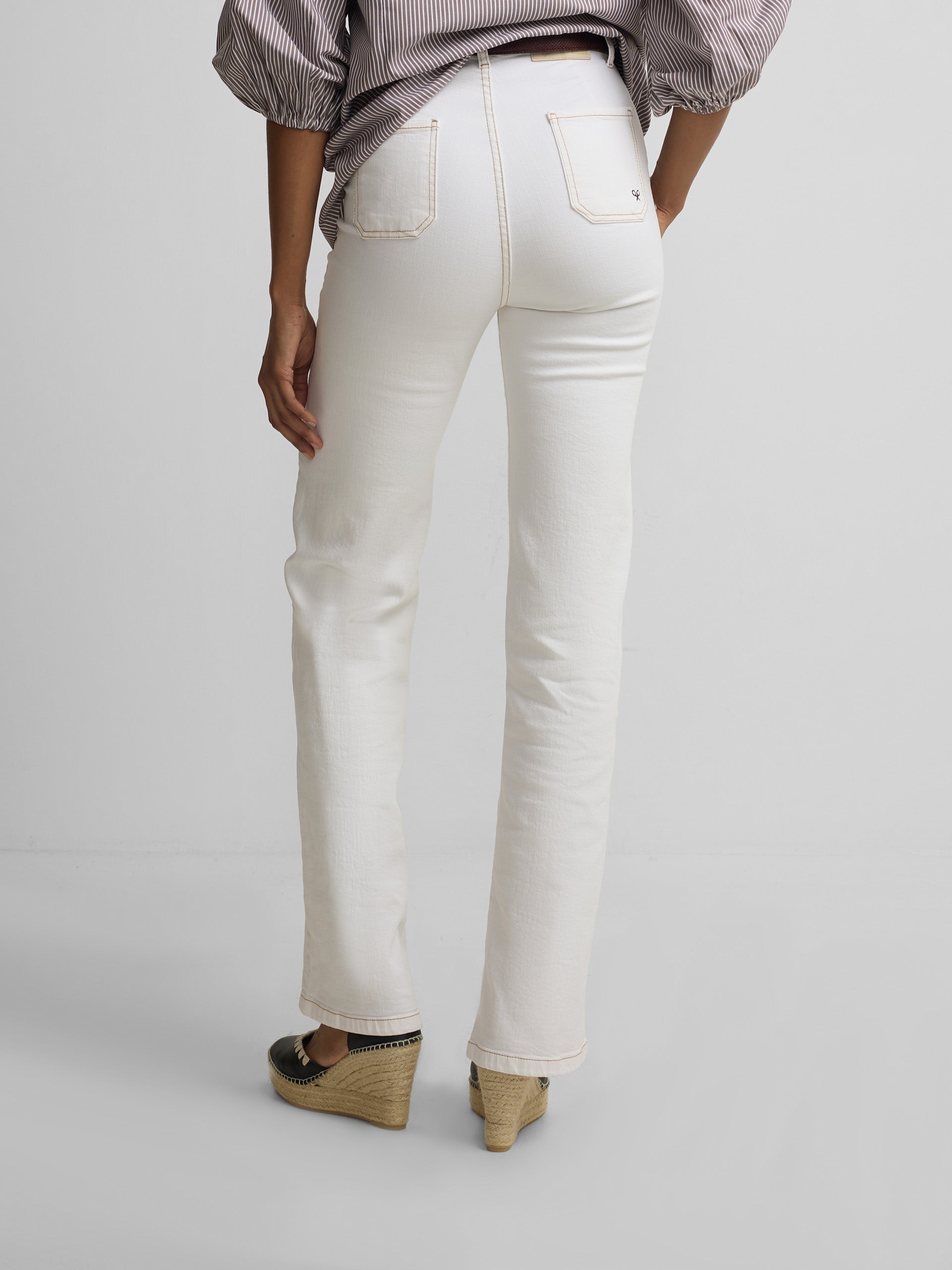 Calças de ganga com fivelas brancas