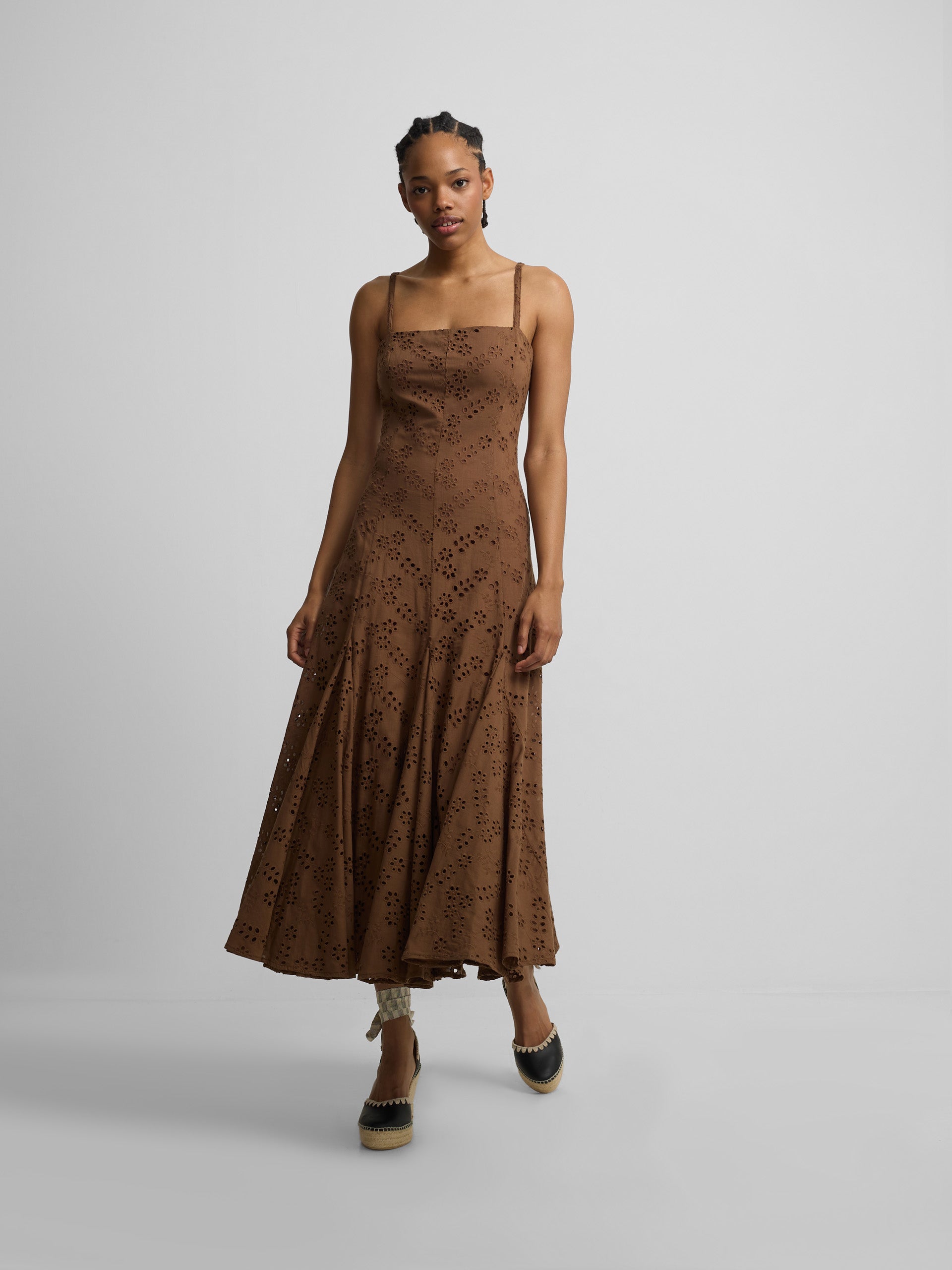 Vestido midi bordados marron