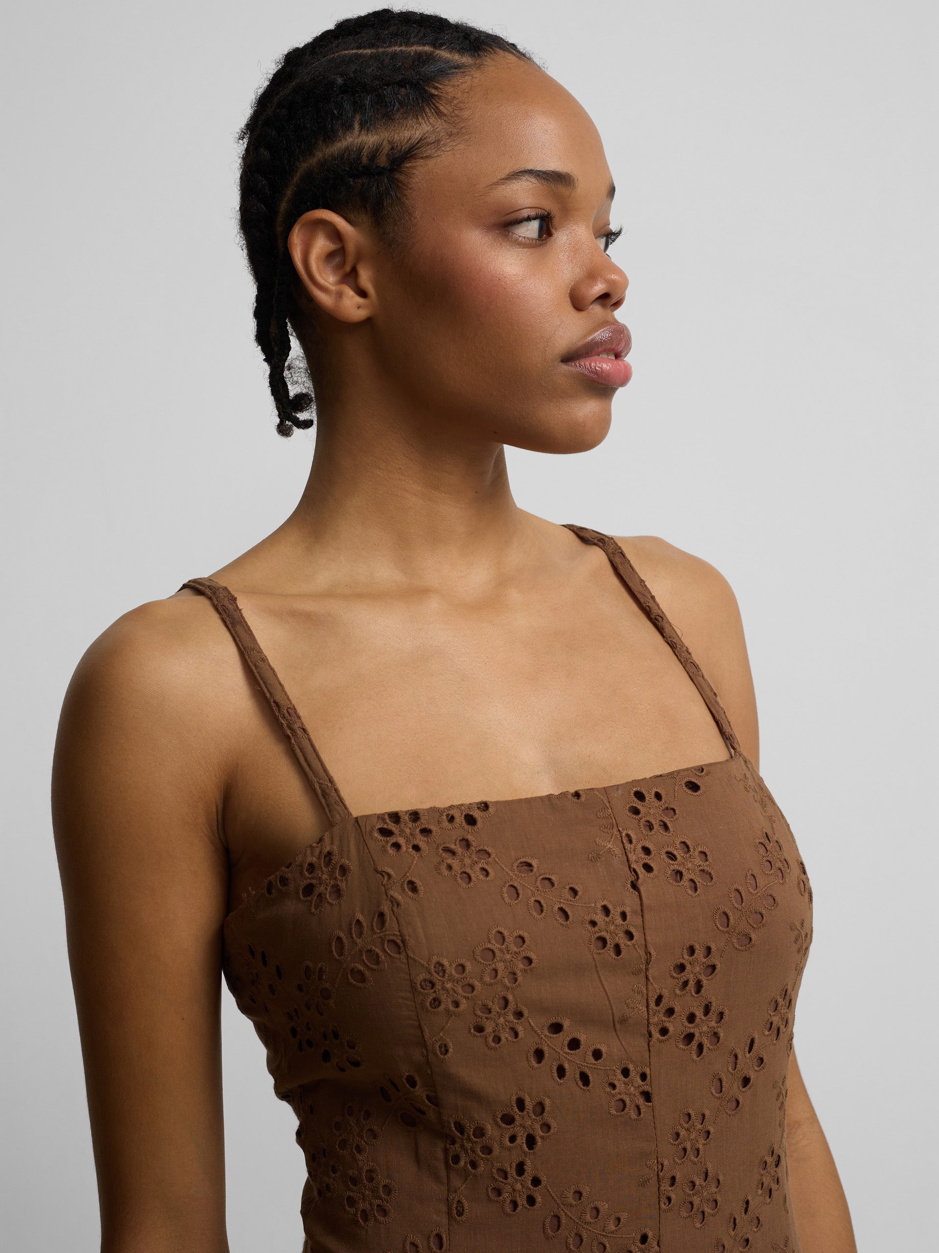 Vestido midi bordados marron