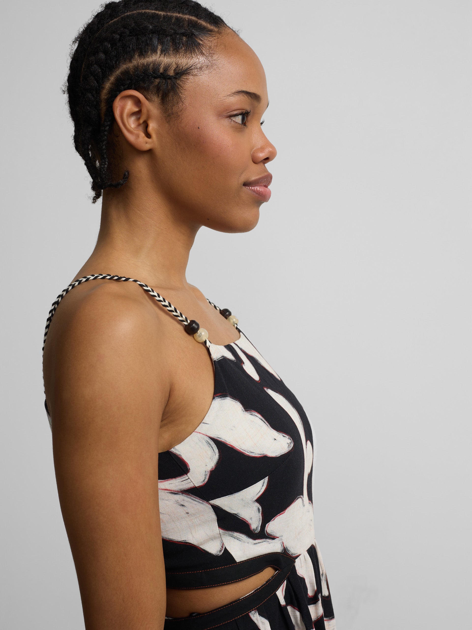 Vestido cut out estampado flores negro