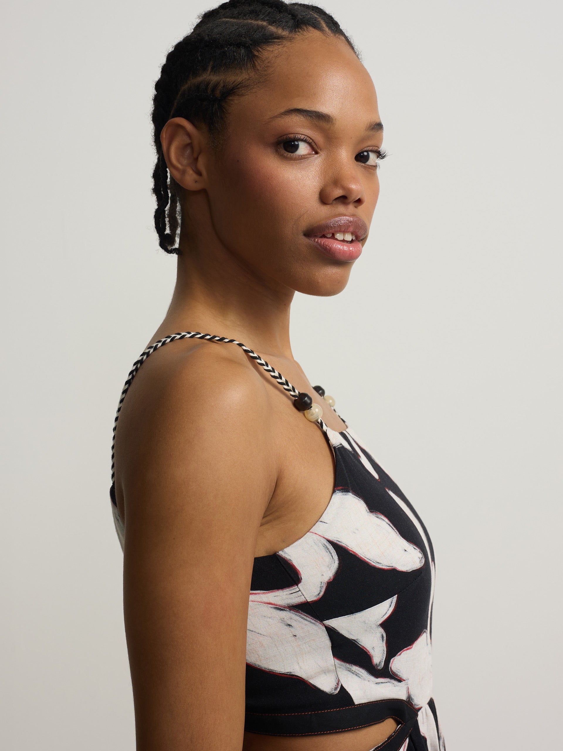 Vestido cut out estampado flores negro