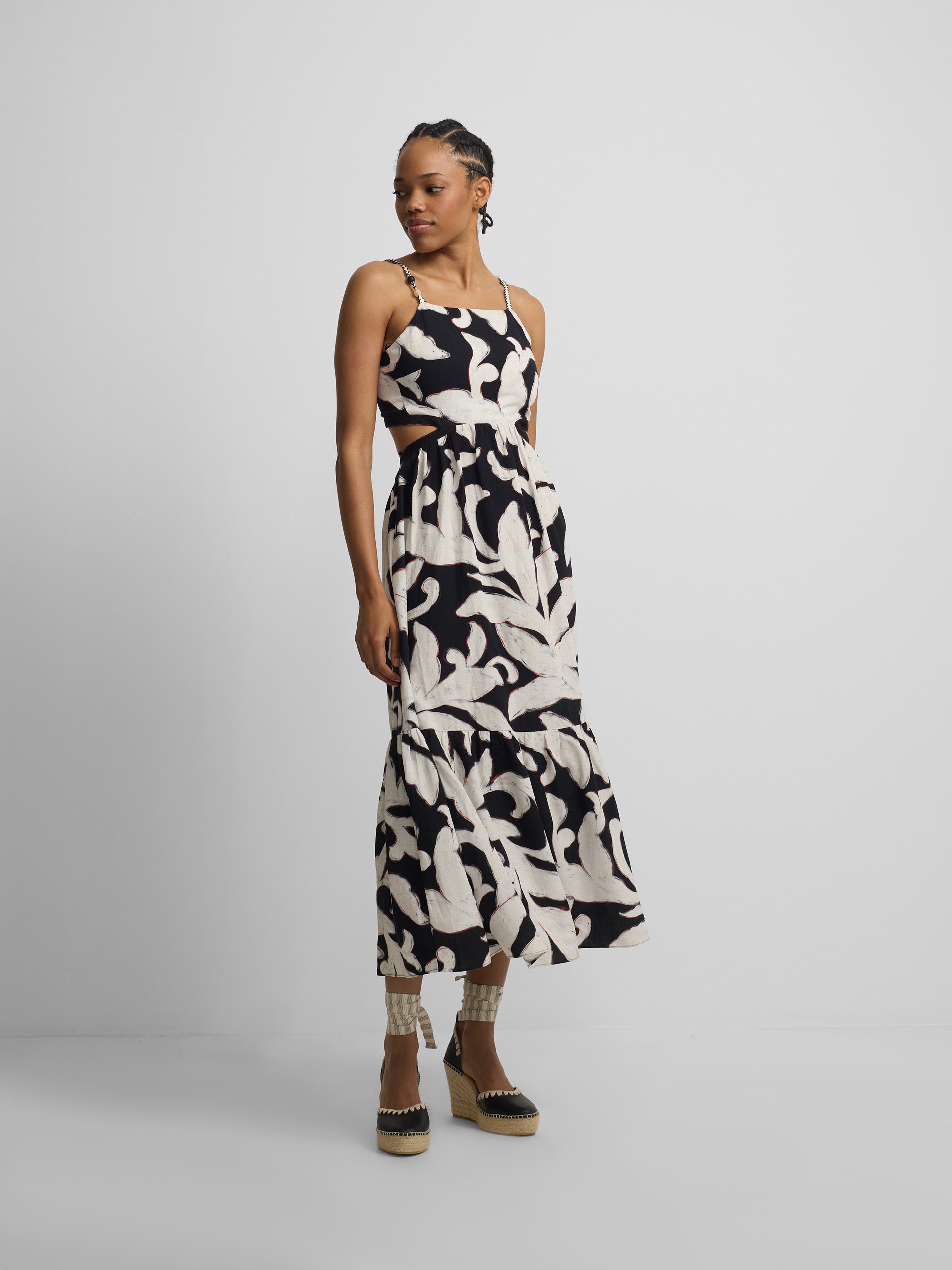 Vestido cut out estampado flores negro