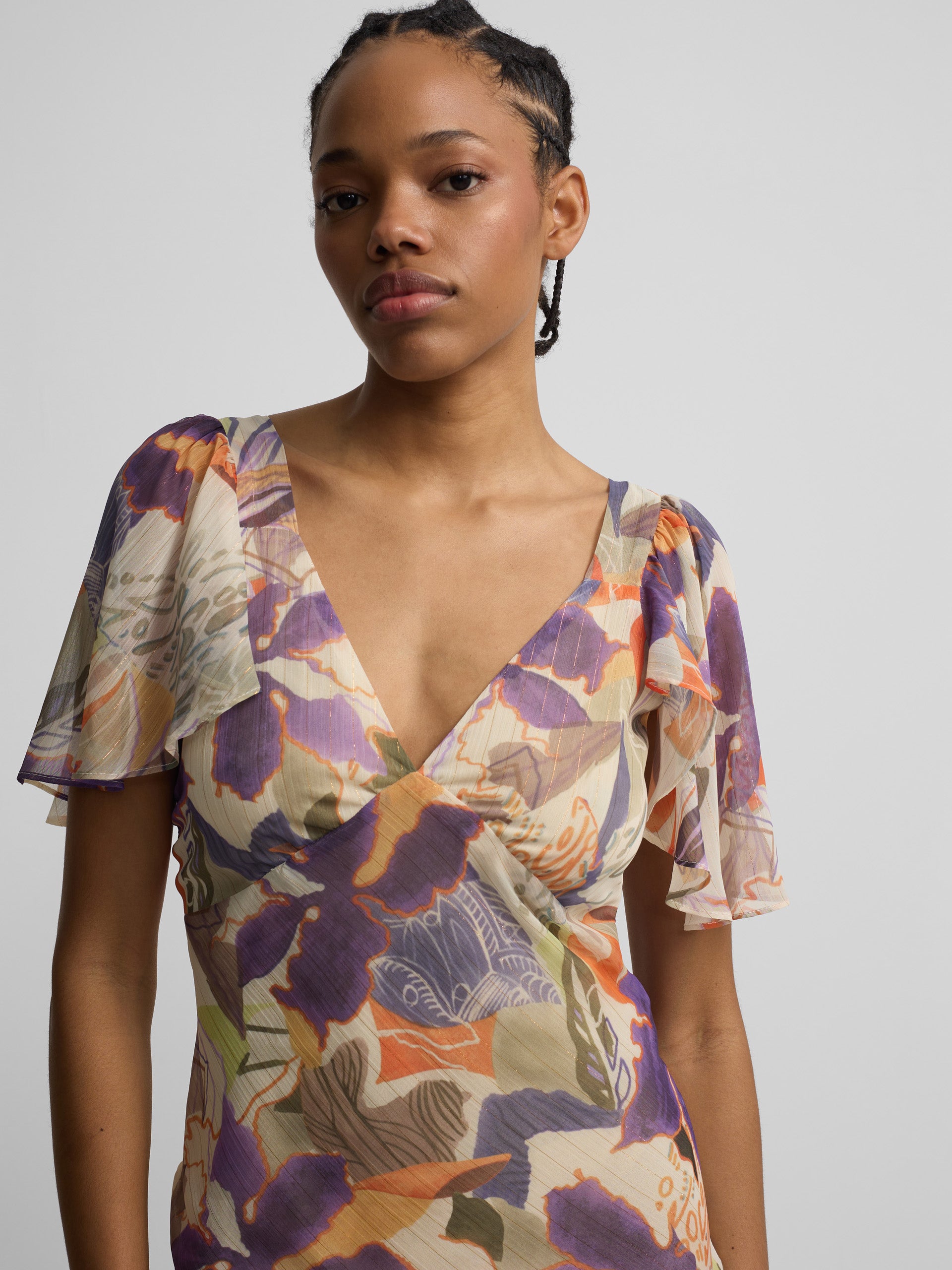 Vestido comprido estampado com flores roxas e laranja