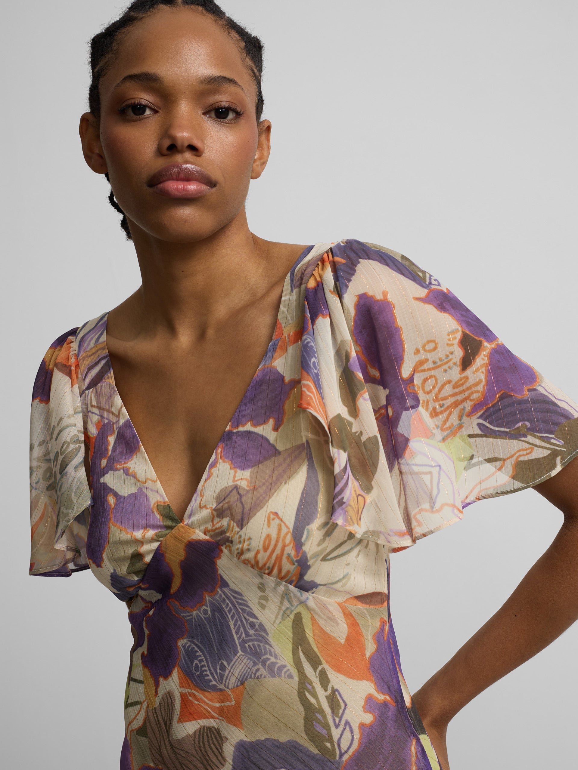 Vestido comprido estampado com flores roxas e laranja