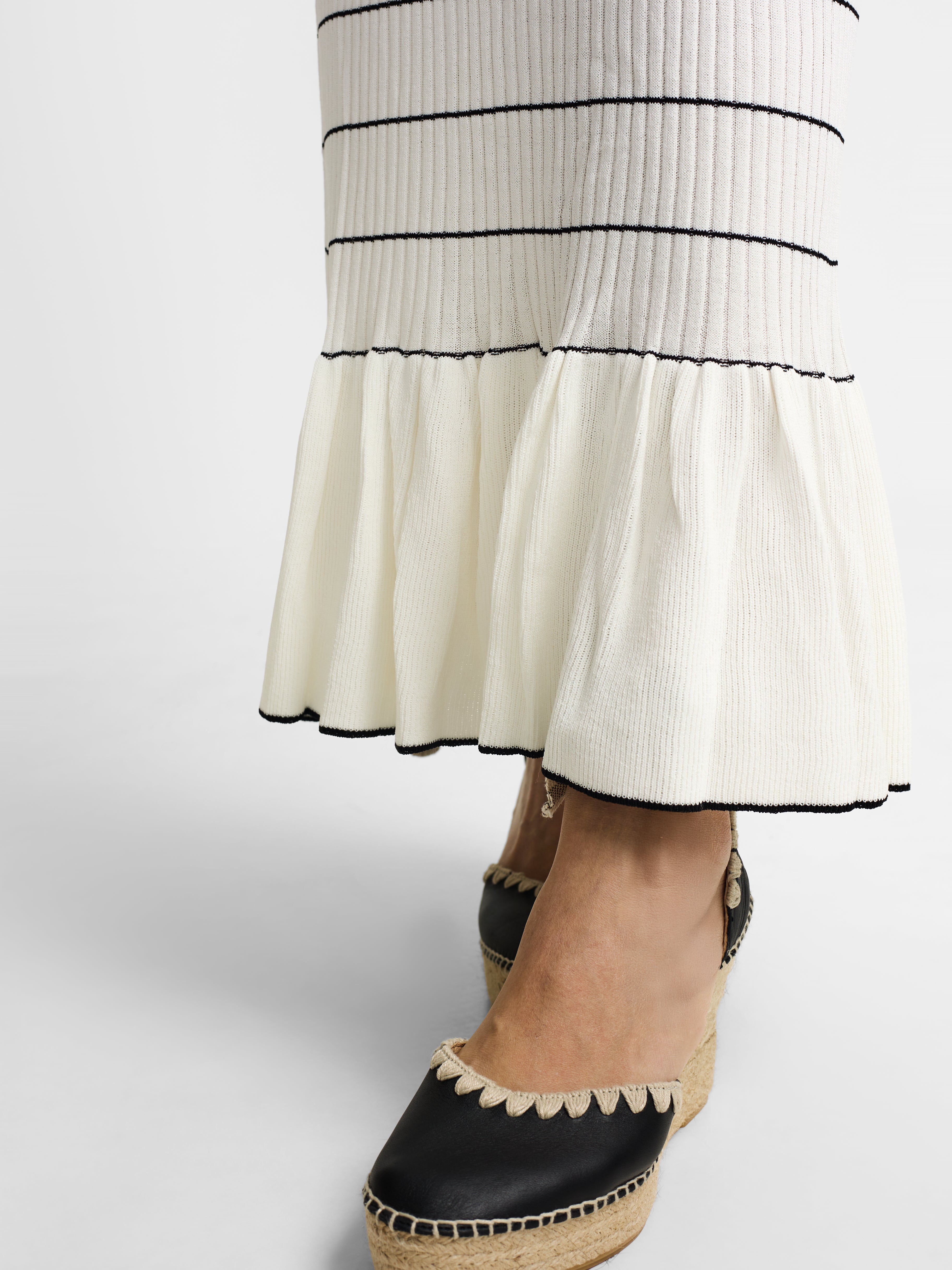 Vestido punto largo manga corta rayas crudo y negro