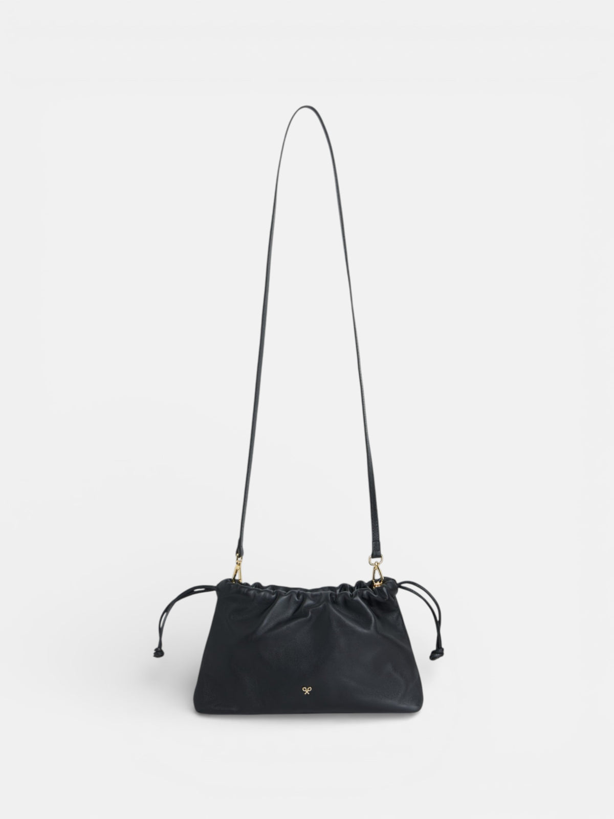 Bolsa franzida em pele com detalhe de corrente preta