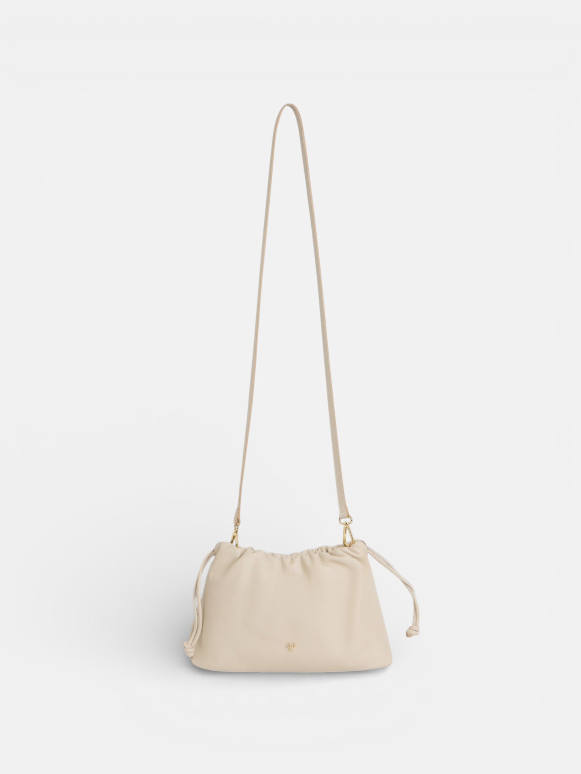 Bolsa franzida em pele com detalhe de corrente cru