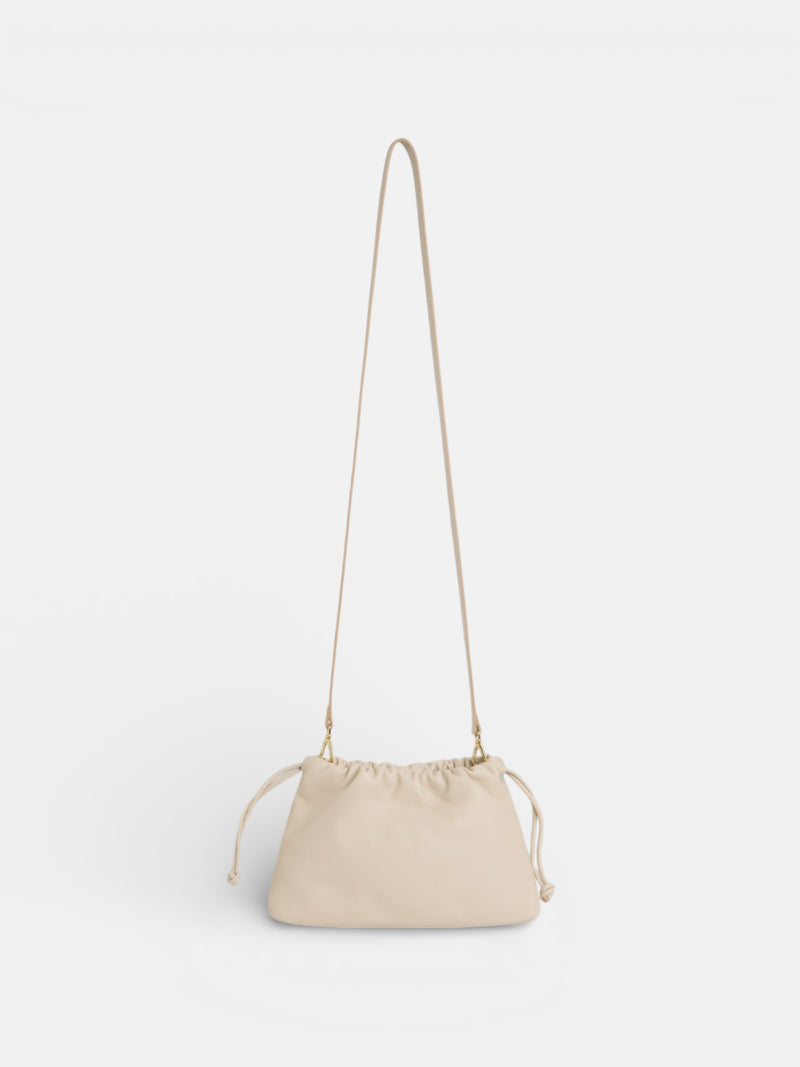 Sac plissé en cuir avec détail chaîne écru
