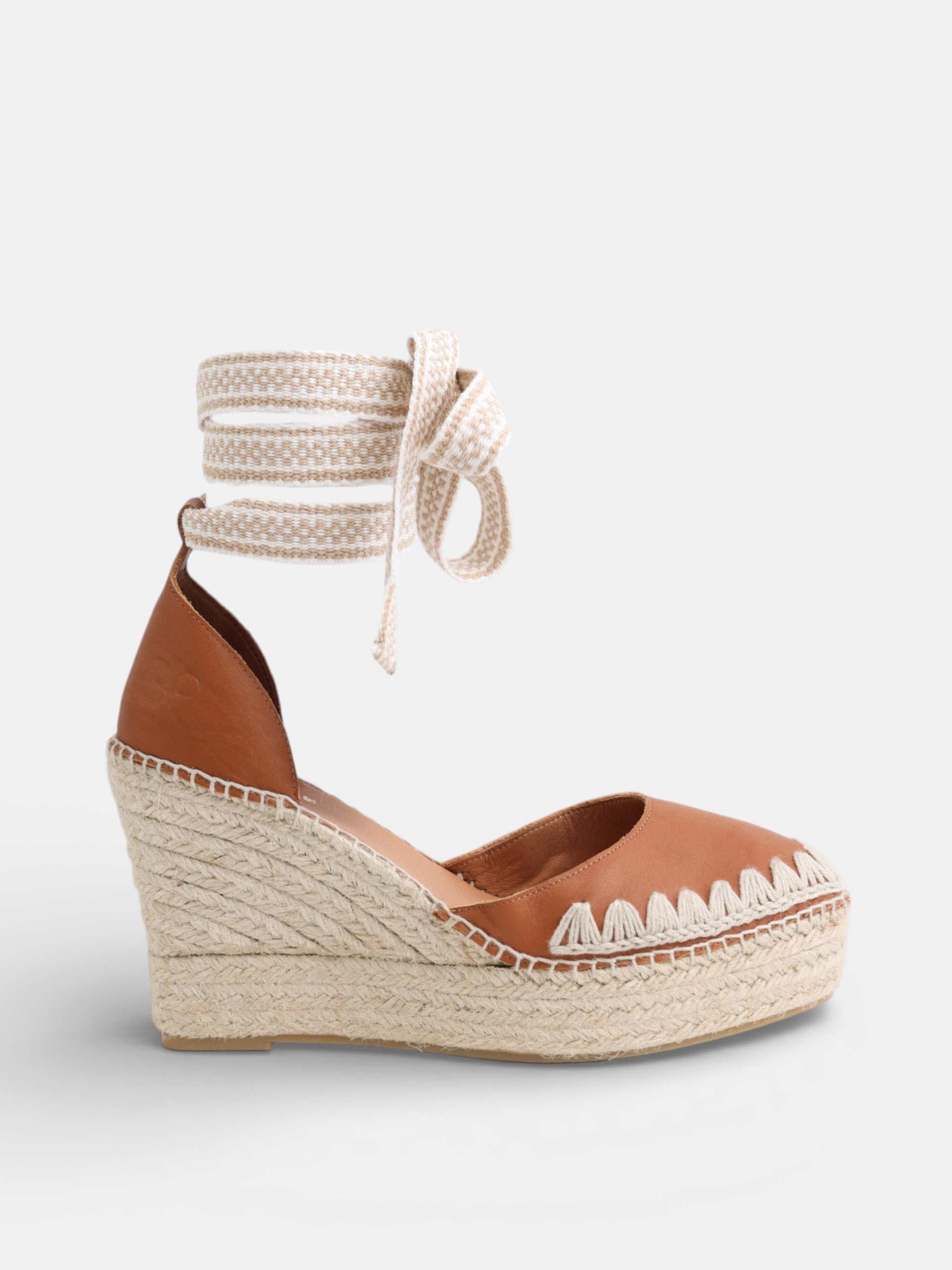 Cuña piel detalles rafia camel