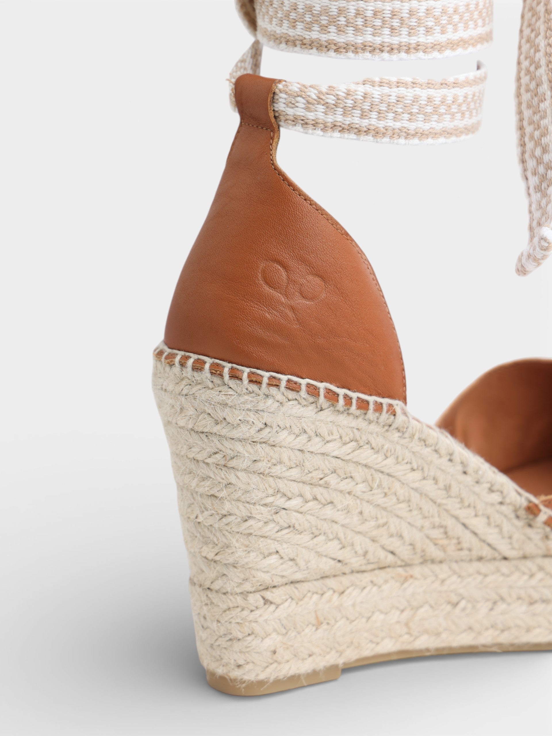 Cuña piel detalles rafia camel