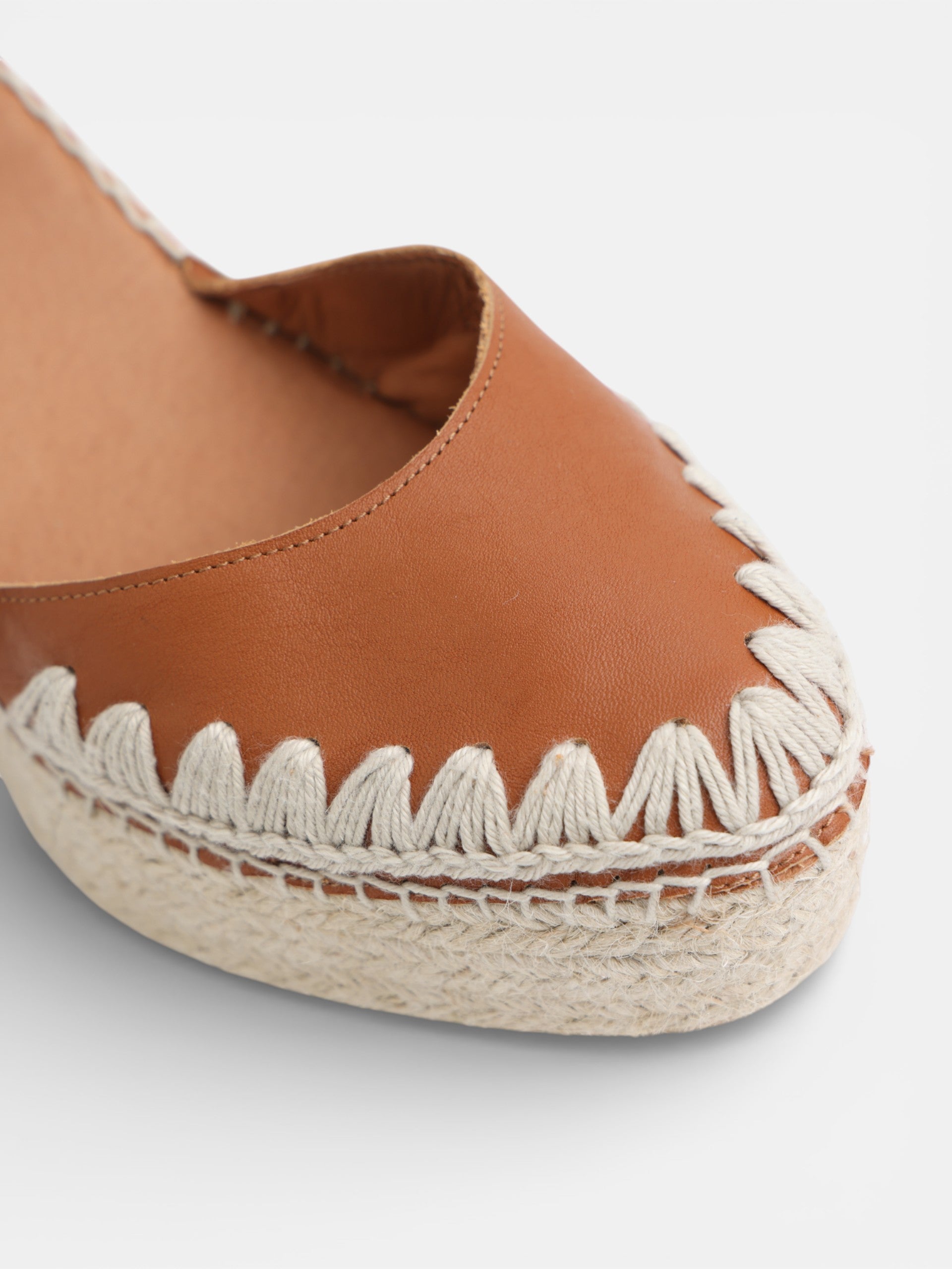 Cuña piel detalles rafia camel