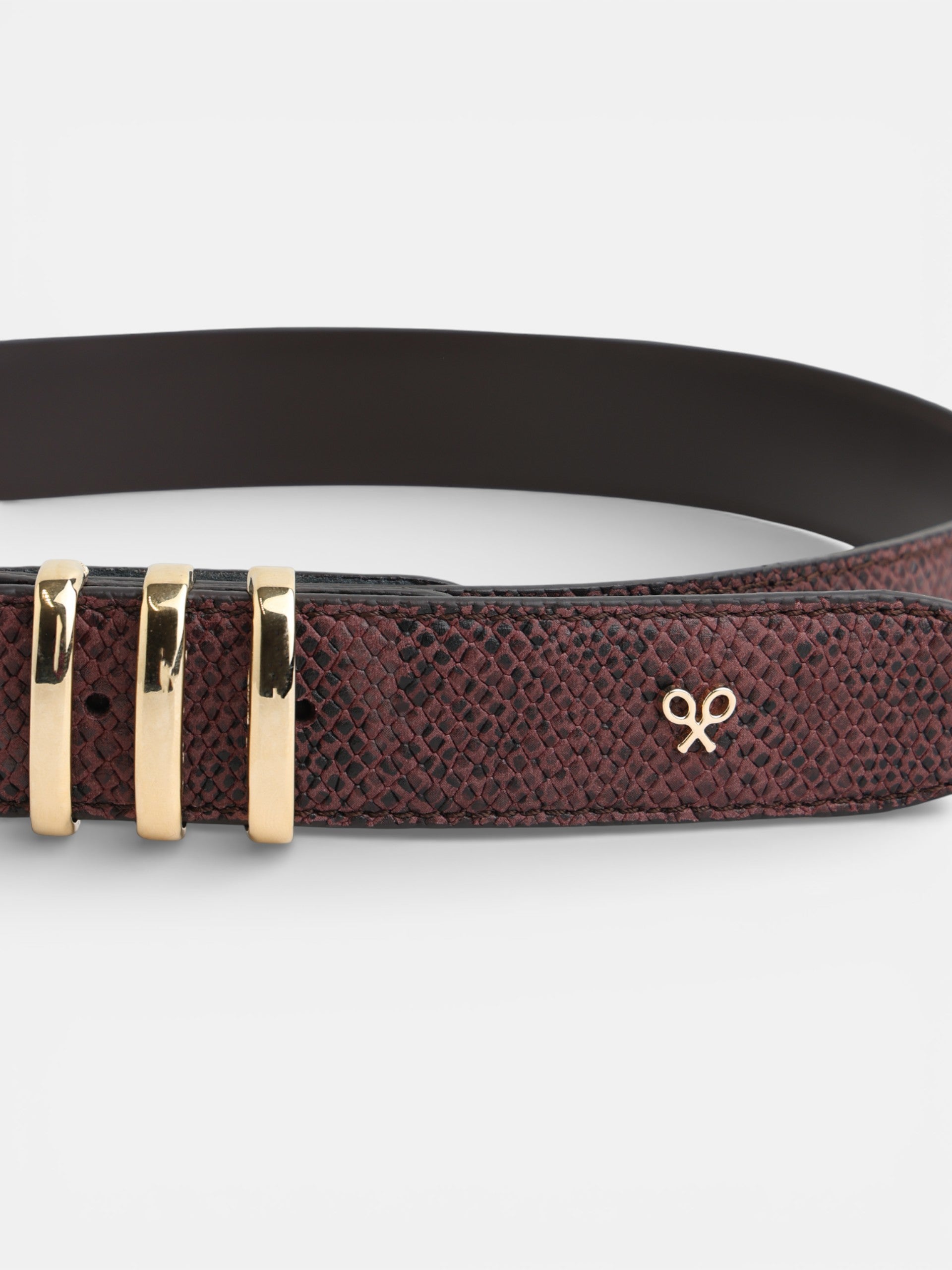 Ceinture en cuir bordeaux avec boucle en métal