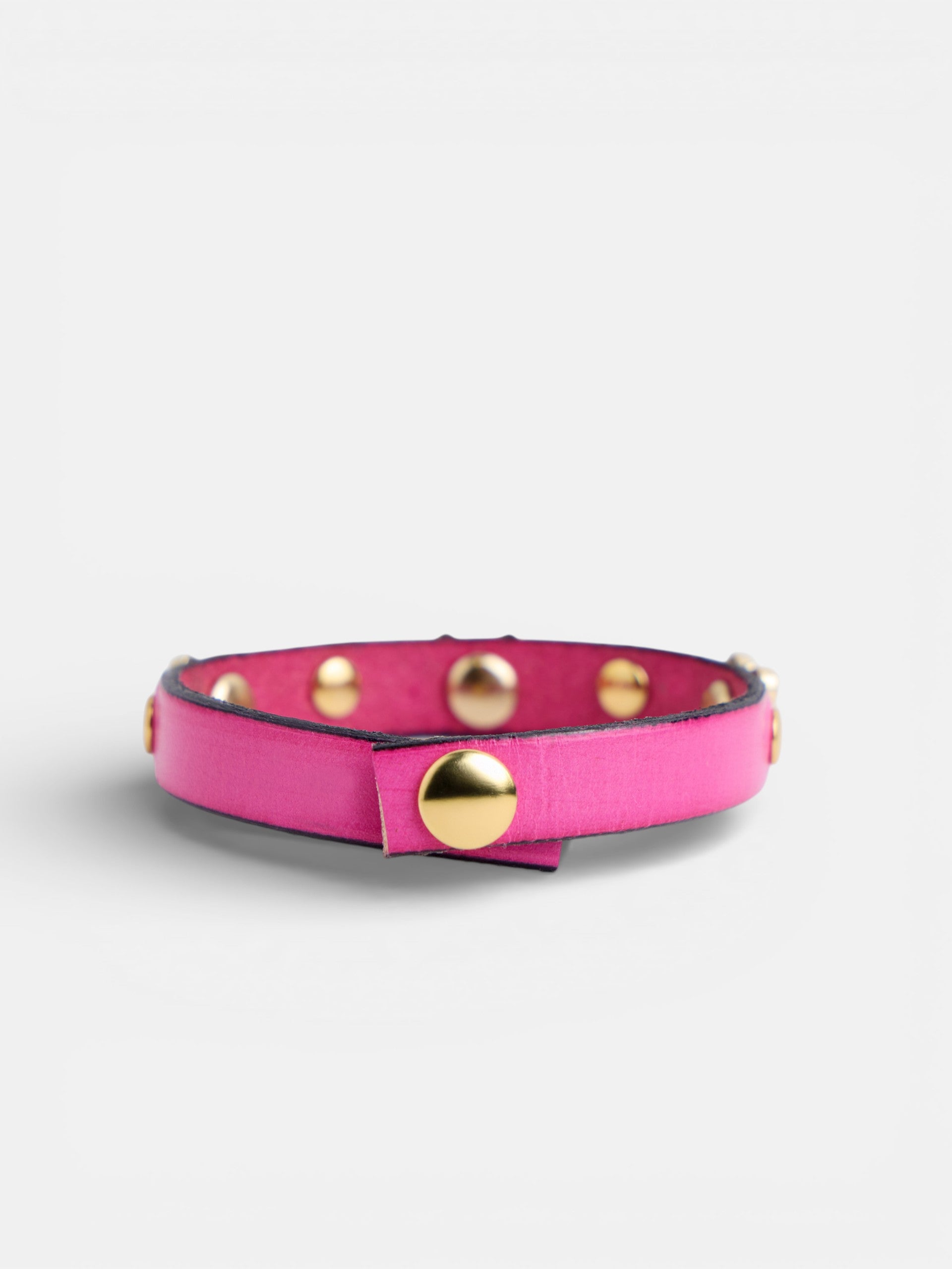 Pulsera piel logo y tachas rosa