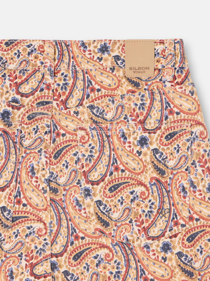 Calças de ganga estampadas com padrão paisley laranja
