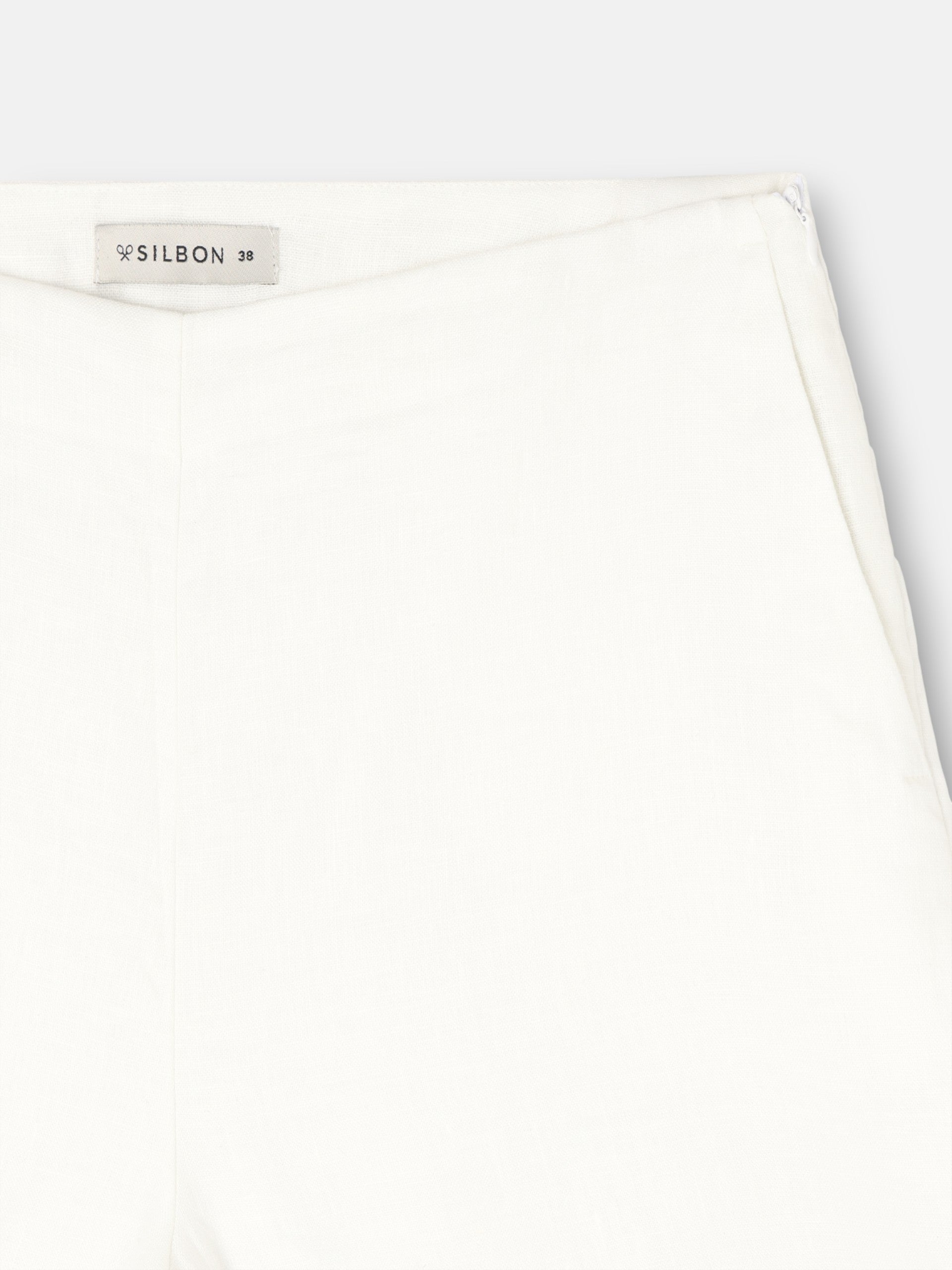 Calças estampadas com flores brancas