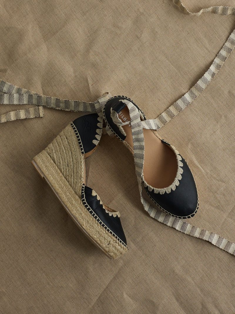 Black leather wedge with raffia details