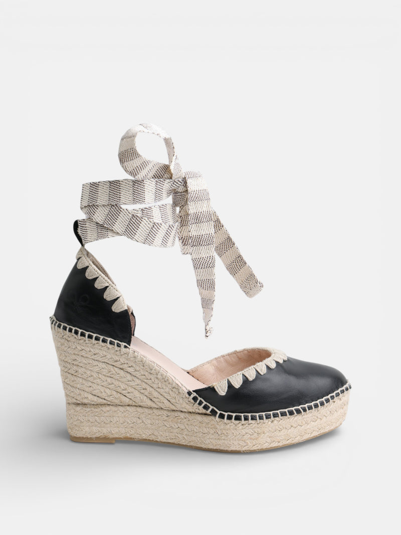 Black leather wedge with raffia details