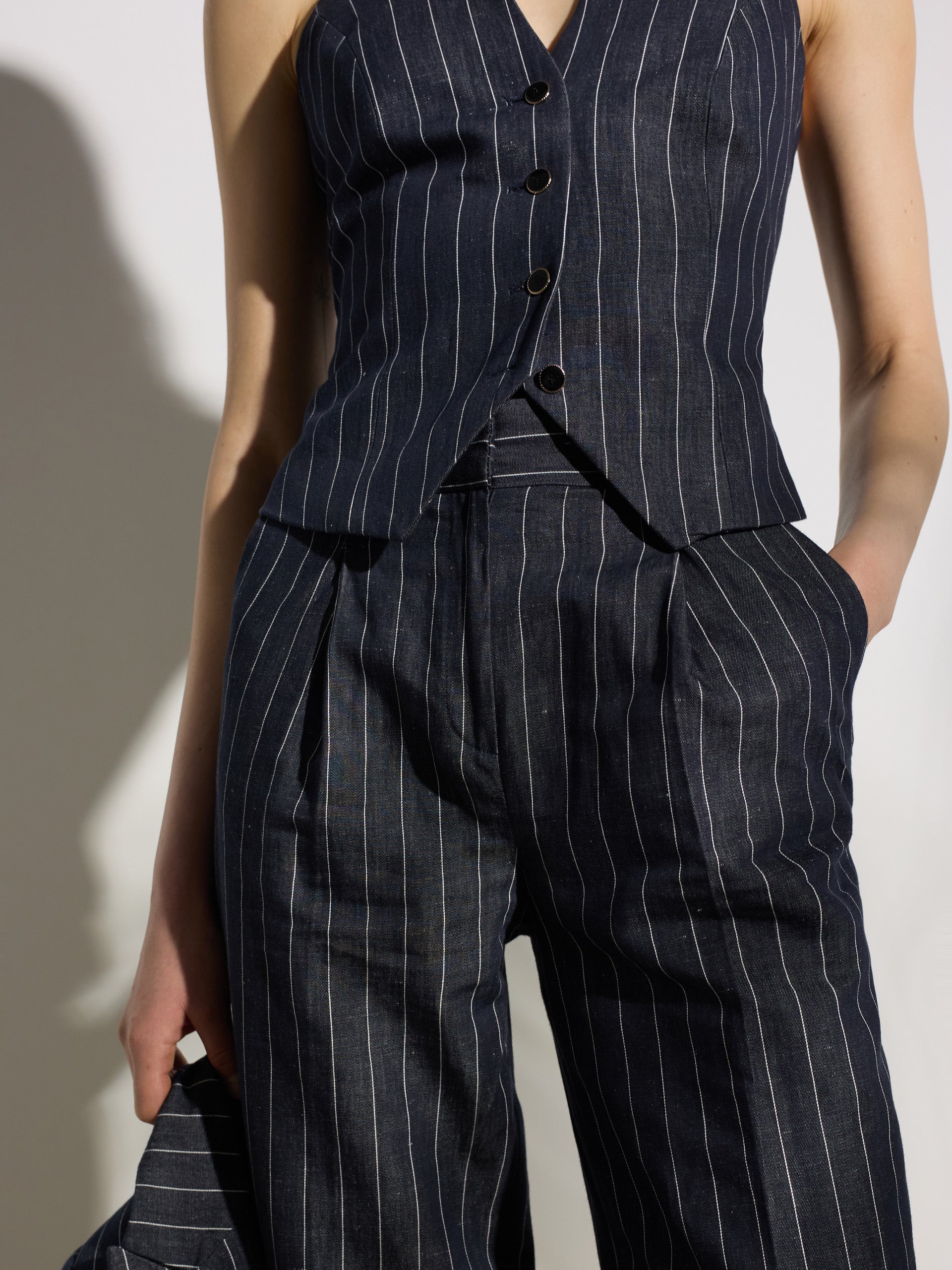 Pantalon gris à fines rayures unique