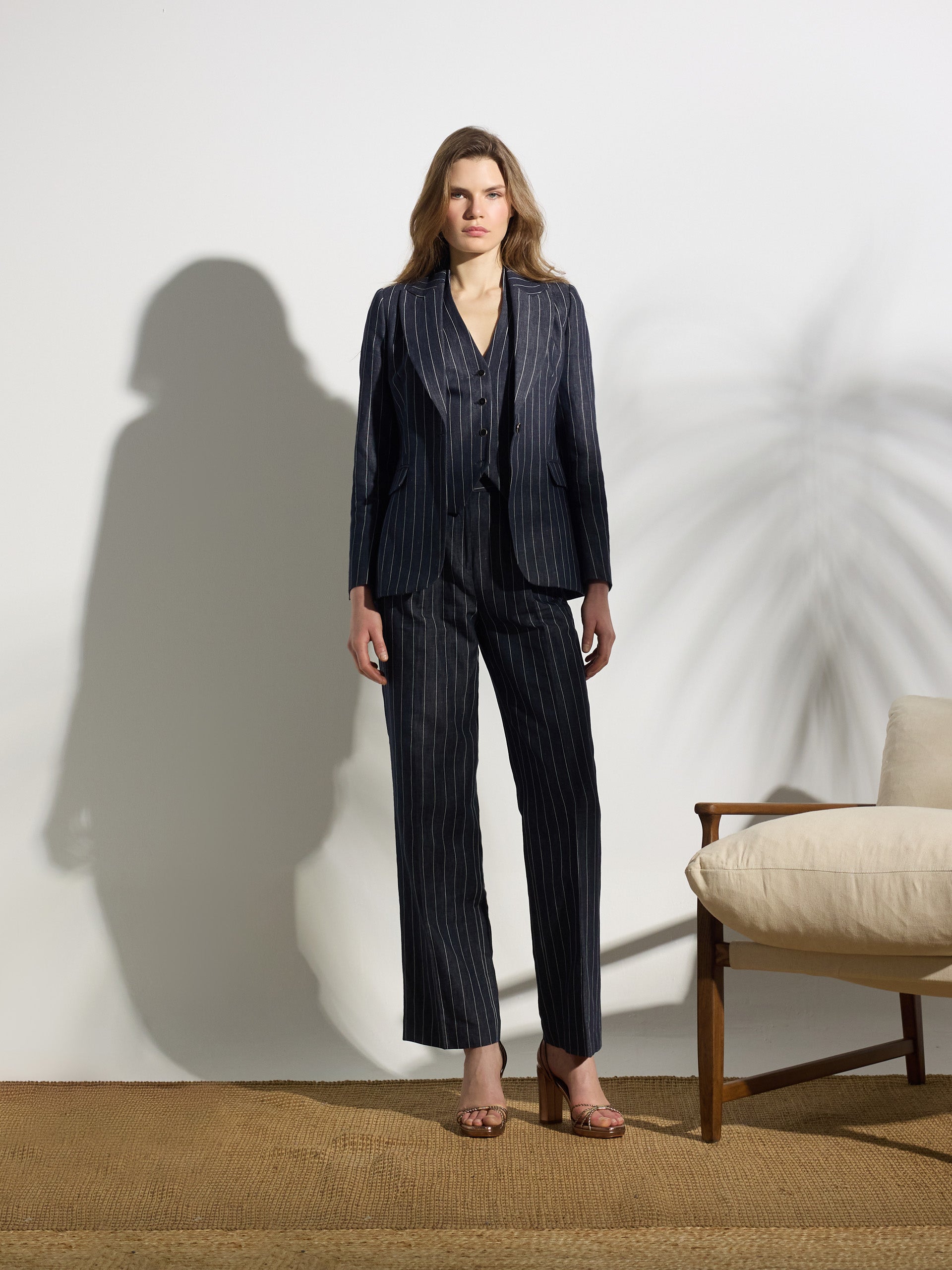 Pantalon gris à fines rayures unique