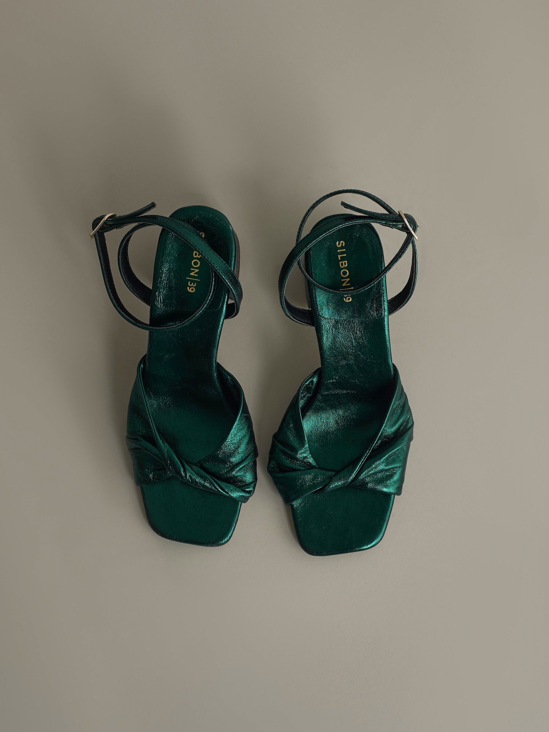 Sandália de salto metálica verde