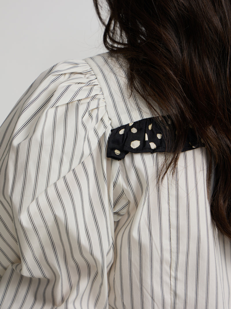 Camisa estampado combinado rayas y lunares blanca