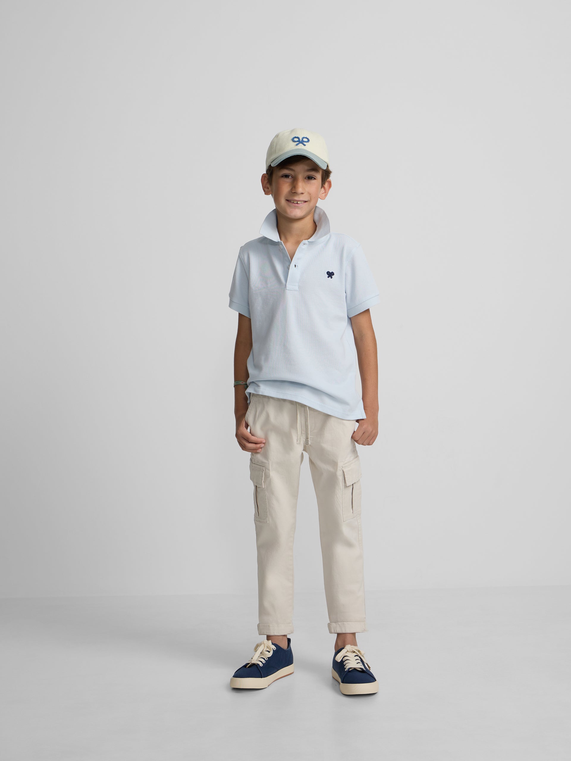 Polo criança liso com logótipo em felpo azul claro