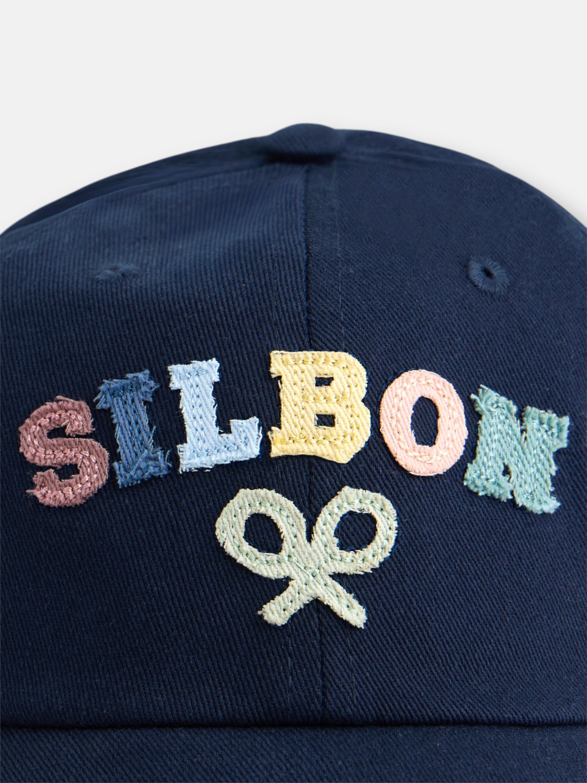 Boné infantil letras multicolor azul-marinho