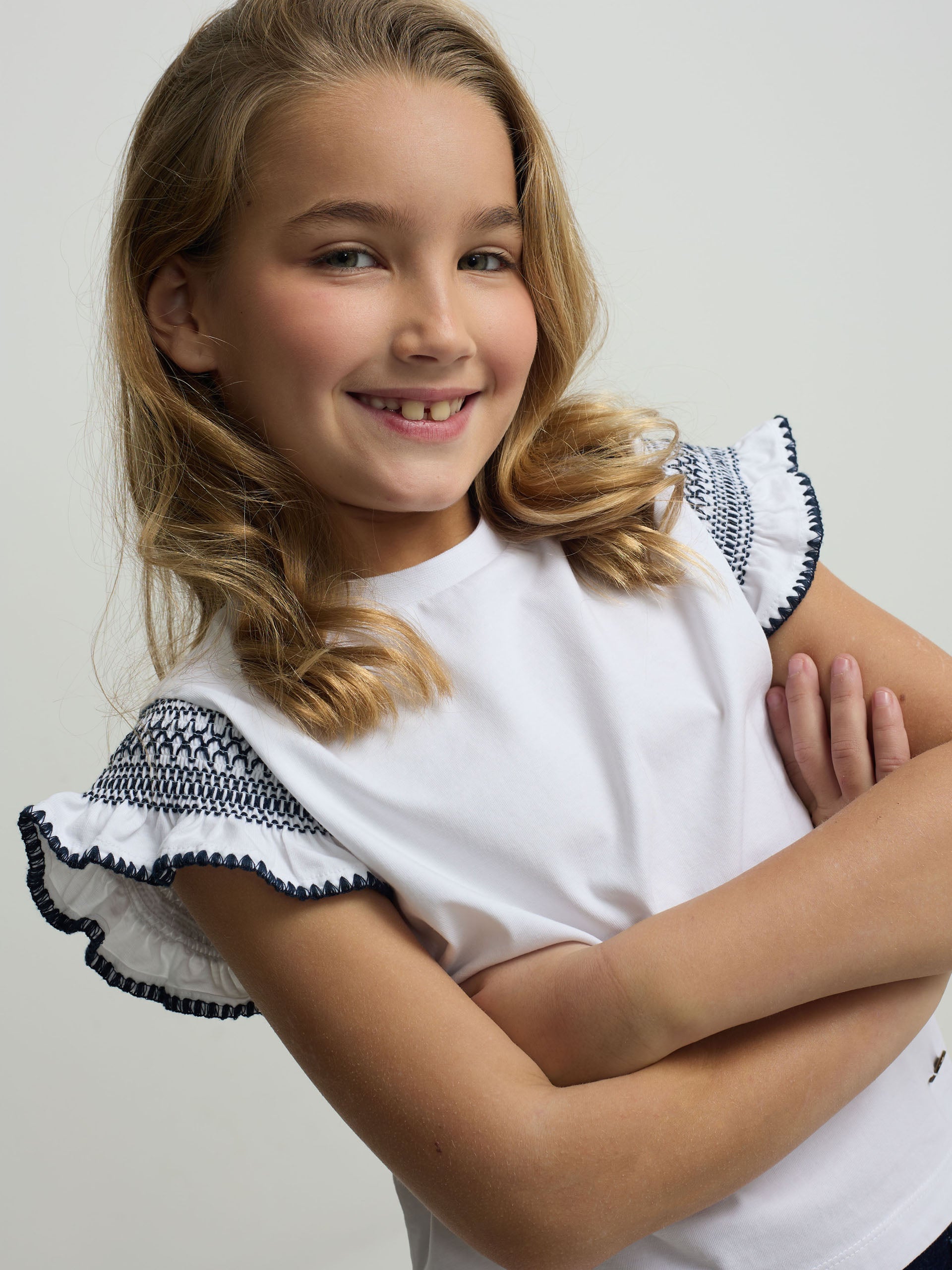 T-shirt menina bordado mangas branca